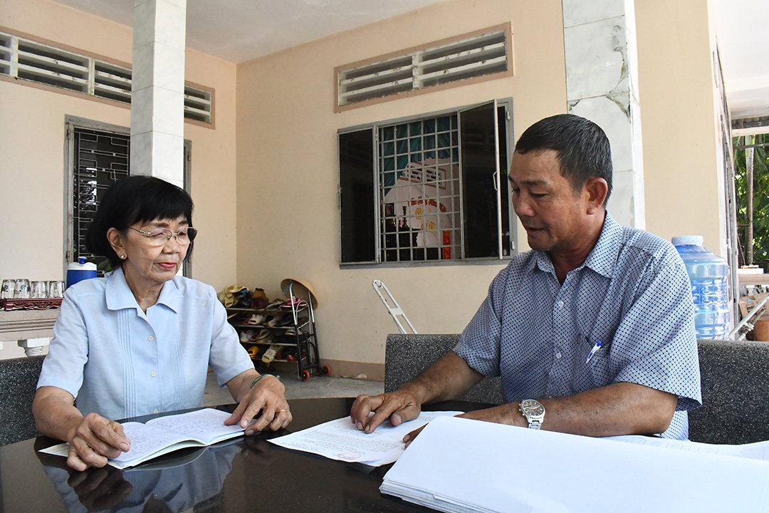 Người dân xã Phước Hội (huyện Đất Đỏ) được phát phiếu lấy ý kiến về sắp xếp đơn vị hành chính cấp huyện, xã giai đoạn 2023-2025.