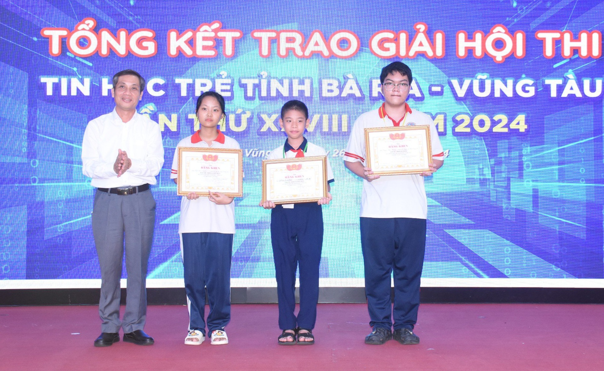 Ông Nguyễn Kế Toại, Phó Giám đốc Sở GD-ĐT trao giải cho thí sinh xuất sắc tham gia hội thi.