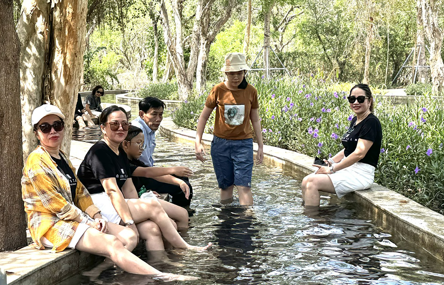 Gia đình chị Ánh Đăng (Bình Thuận) ngâm chân nước khoáng tại Minera Hot Springs Bình Châu.