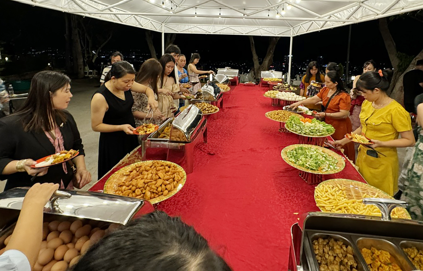 Du khách ăn tối buffet tại Hồ Mây Park.