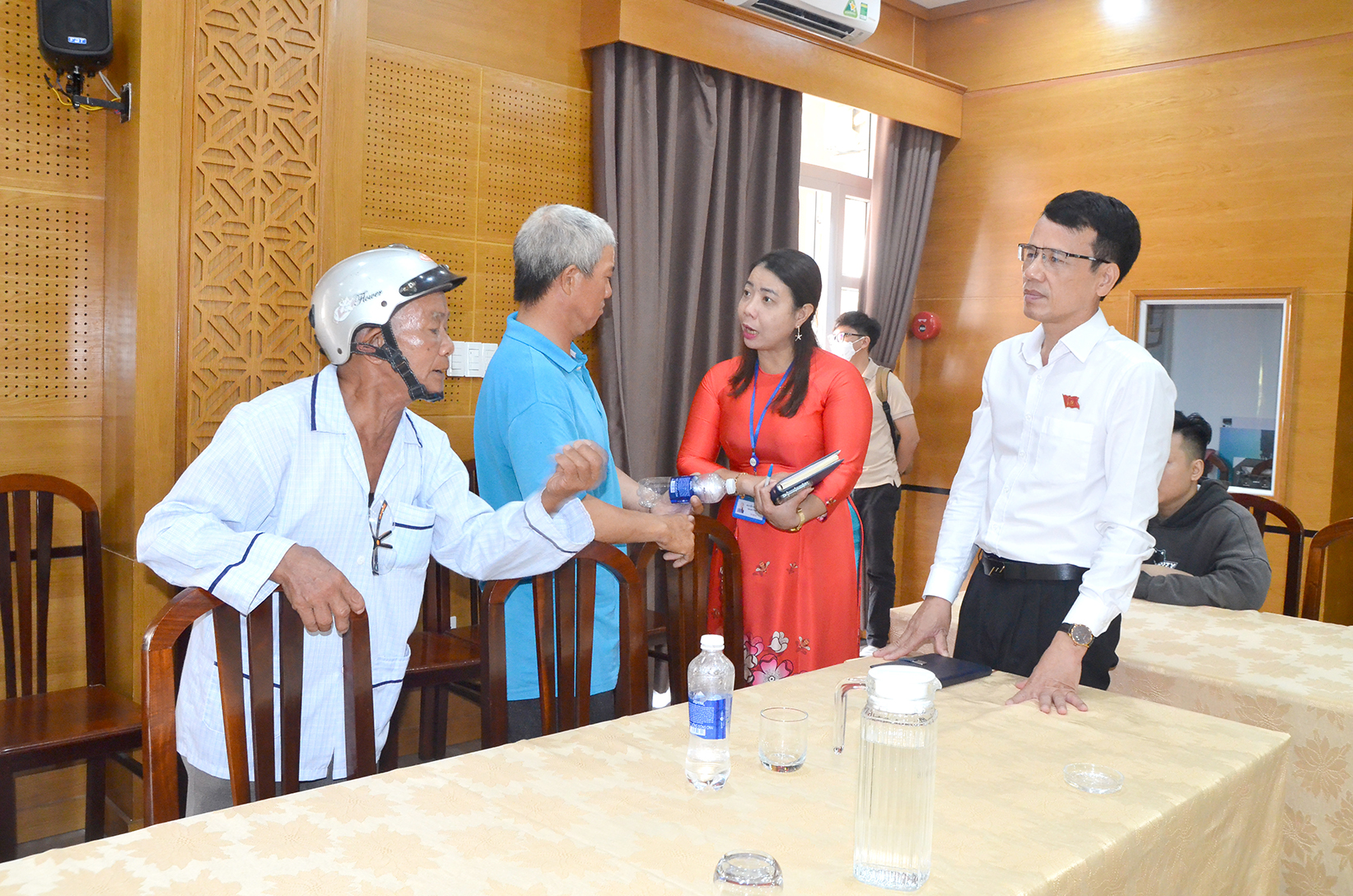 Lãnh đạo Ban Dân vận Thành ủy Vũng Tàu và UBND phường 11 gặp gỡ, lắng nghe ý kiến của người dân tại buổi đối thoại.