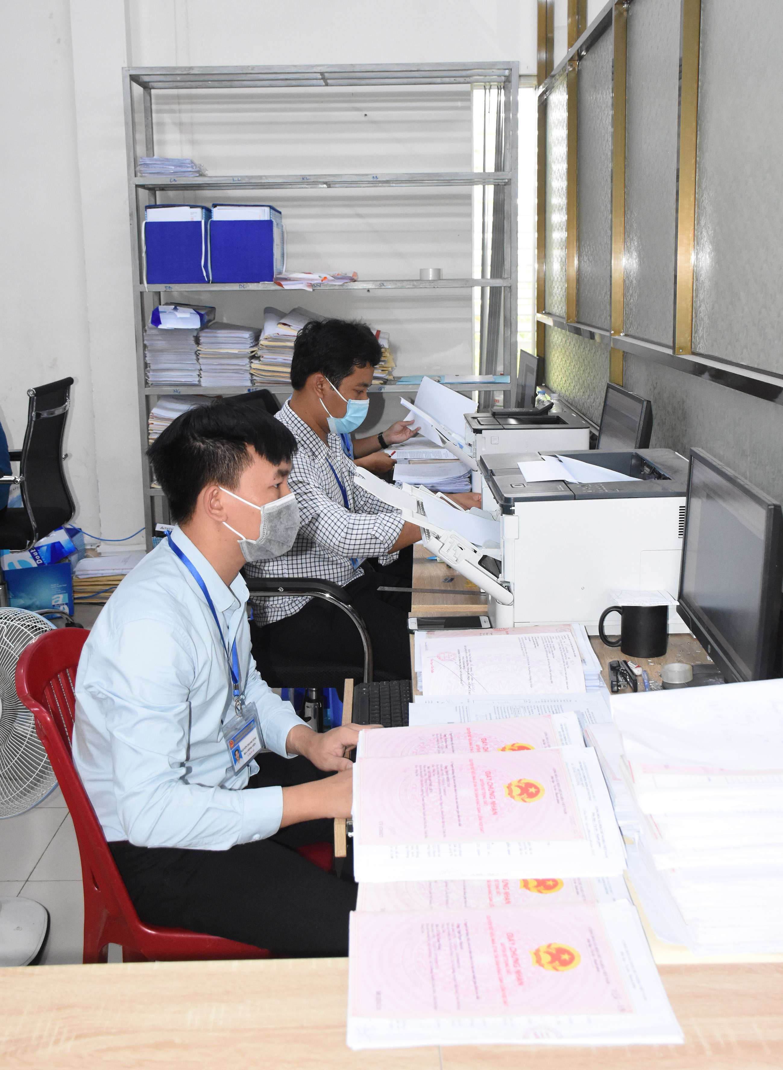 Những điểm mới của Luật Đất đai 2024 hy vọng sẽ giúp người dân chưa có giấy tờ nhưng đủ điều kiện sẽ được cấp sổ đỏ. Trong ảnh: Cán bộ văn phòng đăng ký đất đai huyện Châu Đức xử lý hồ sơ đất đai cho người dân.