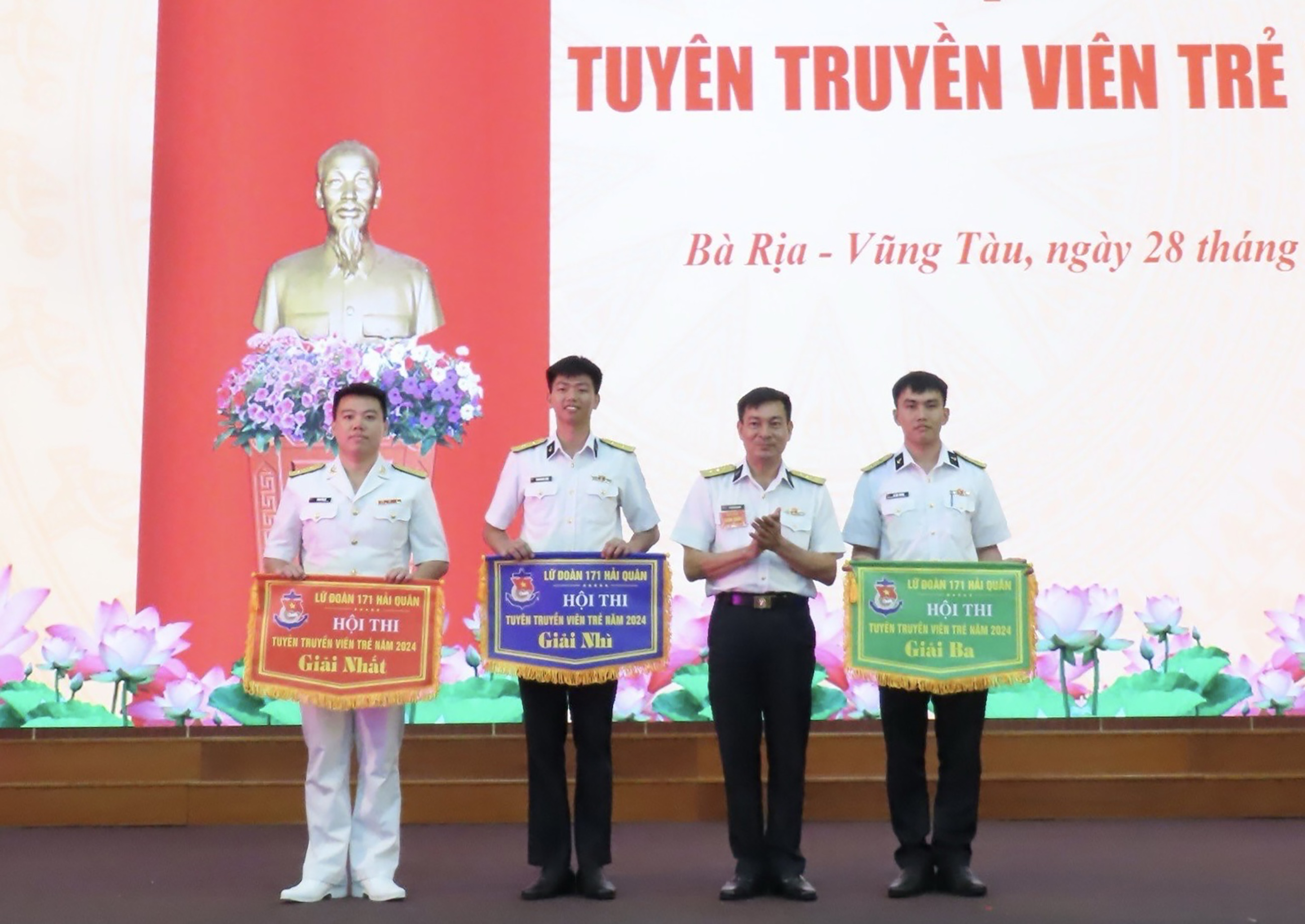 Lữ đoàn 171 trao giải cho các đội tại hội thi tuyên truyền viên trẻ năm 2024.