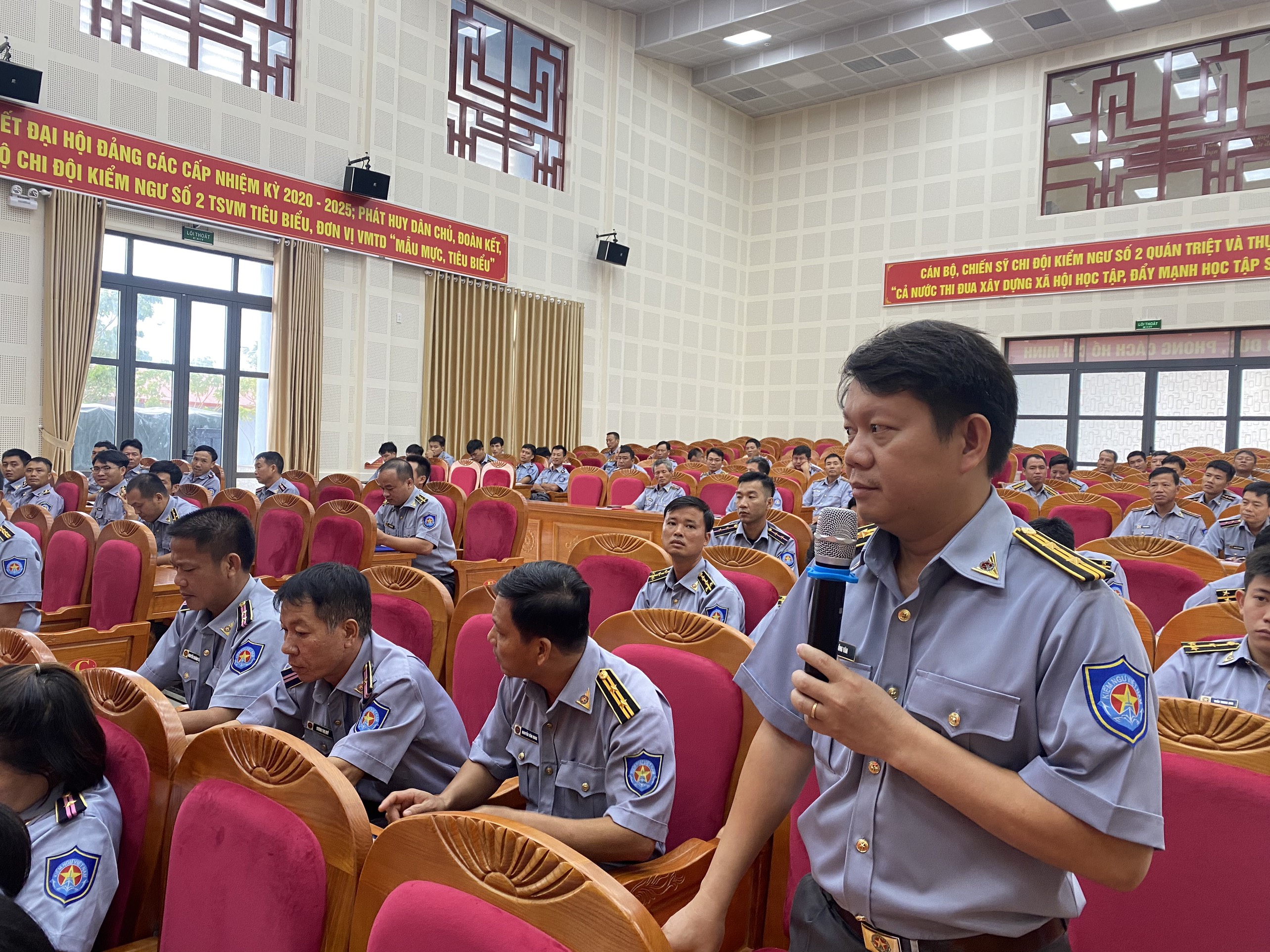 Cán bộ, nhân viên Chi đội Kiểm ngư số 2 phát biểu ý kiến tại buổi đối thoại.