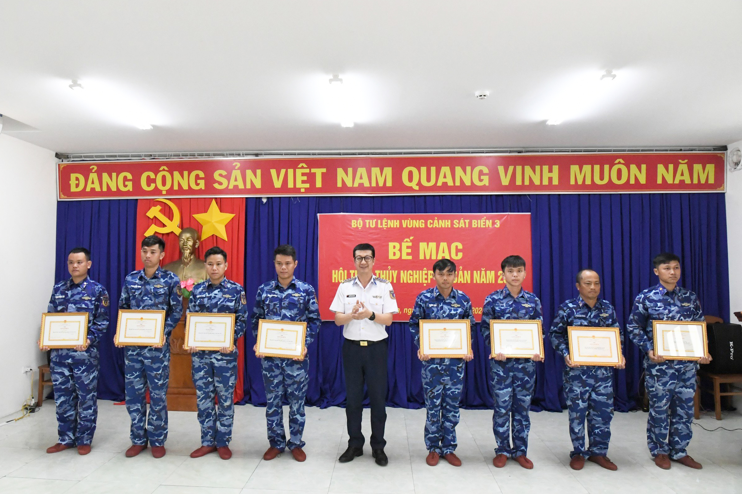 Đại tá Nguyễn Minh Khánh, Phó Tư lệnh, Tham mưu trưởng Bộ Tư lệnh Vùng Cảnh sát biển 3 trao thưởng cho các tập thể cá nhân đạt thành tích tốt trong hội thao.