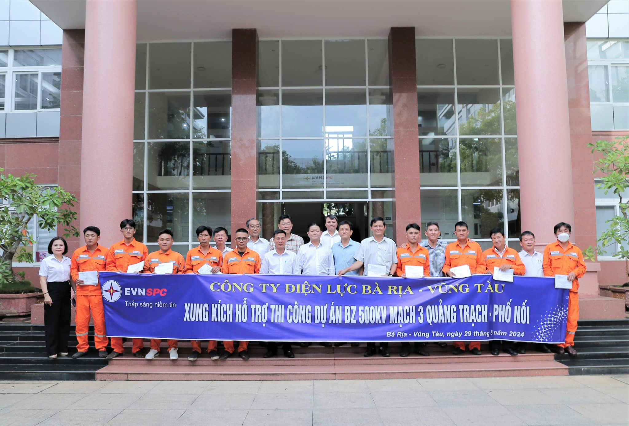 Lãnh đạo Công ty Điện lực Bà Rịa-Vũng Tàu chụp ảnh lưu niệm với đoàn xung kích hỗ trợ.