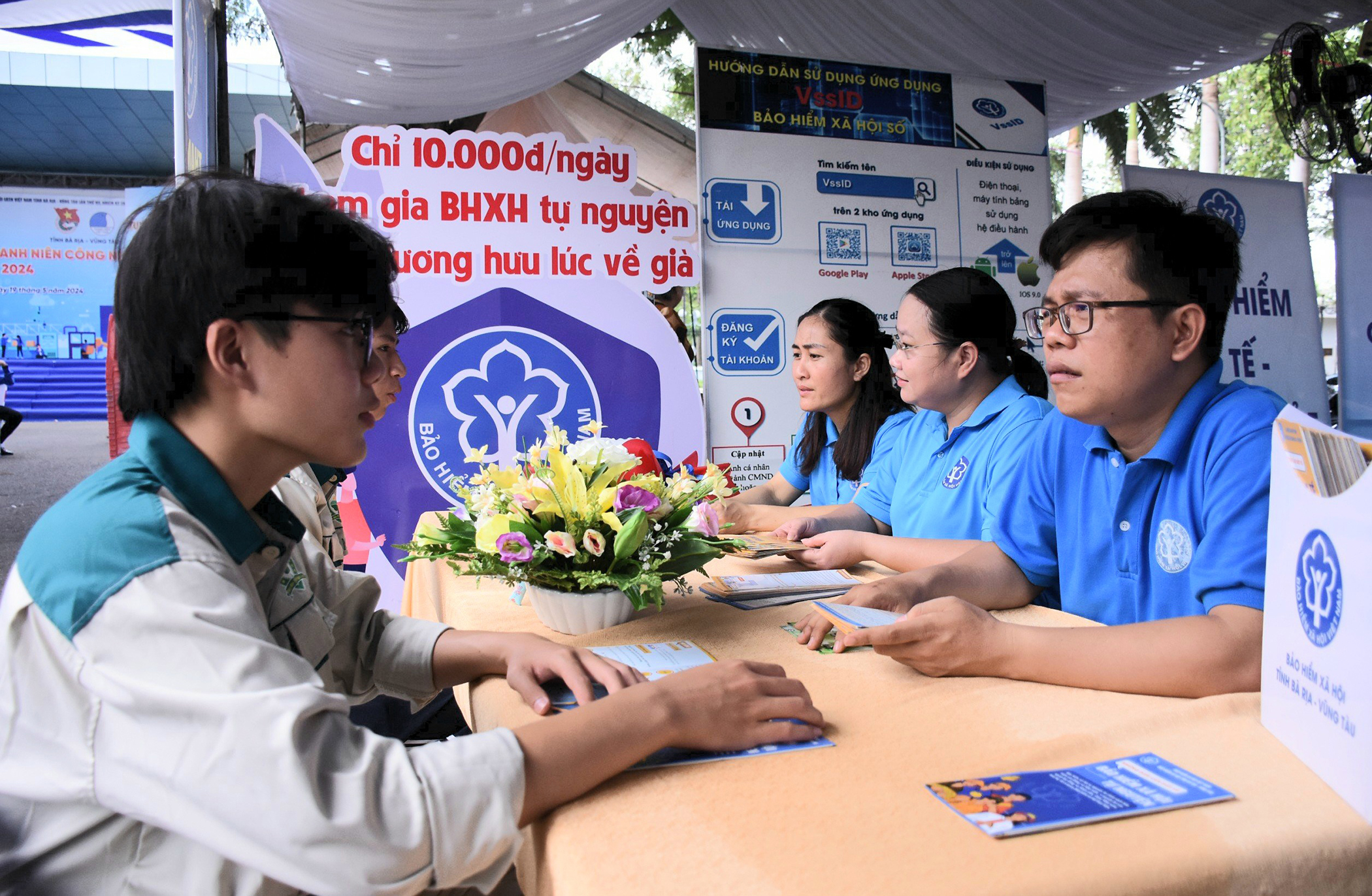 Thanh niên công nhân tham gia tư vấn các gói bảo hiểm tại gian hàng của Bảo hiểm xã hội tỉnh.