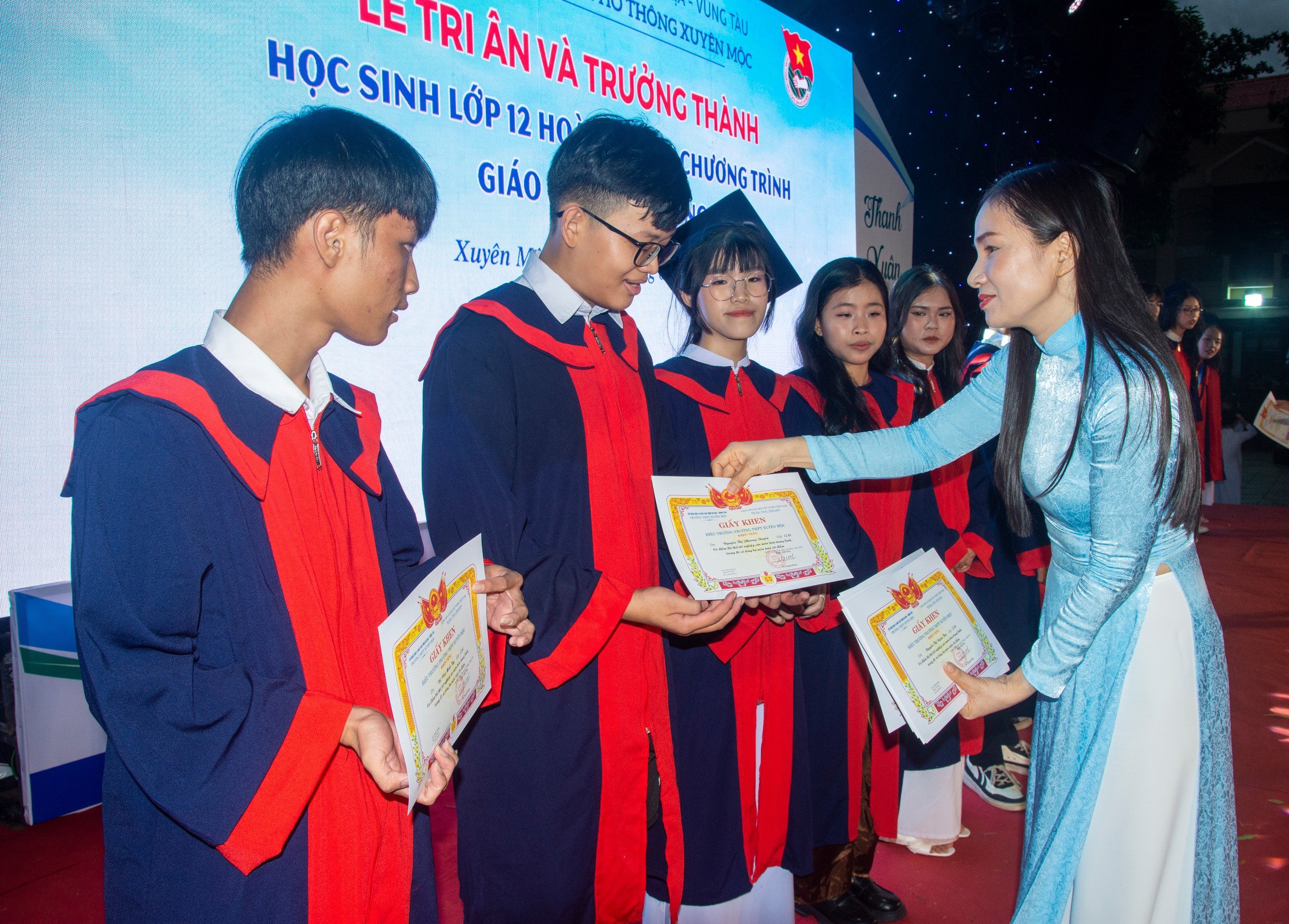 Ban Giám hiệu nhà trường khen thưởng HS có thành tích xuất sắc trong học tập, rèn luyện.