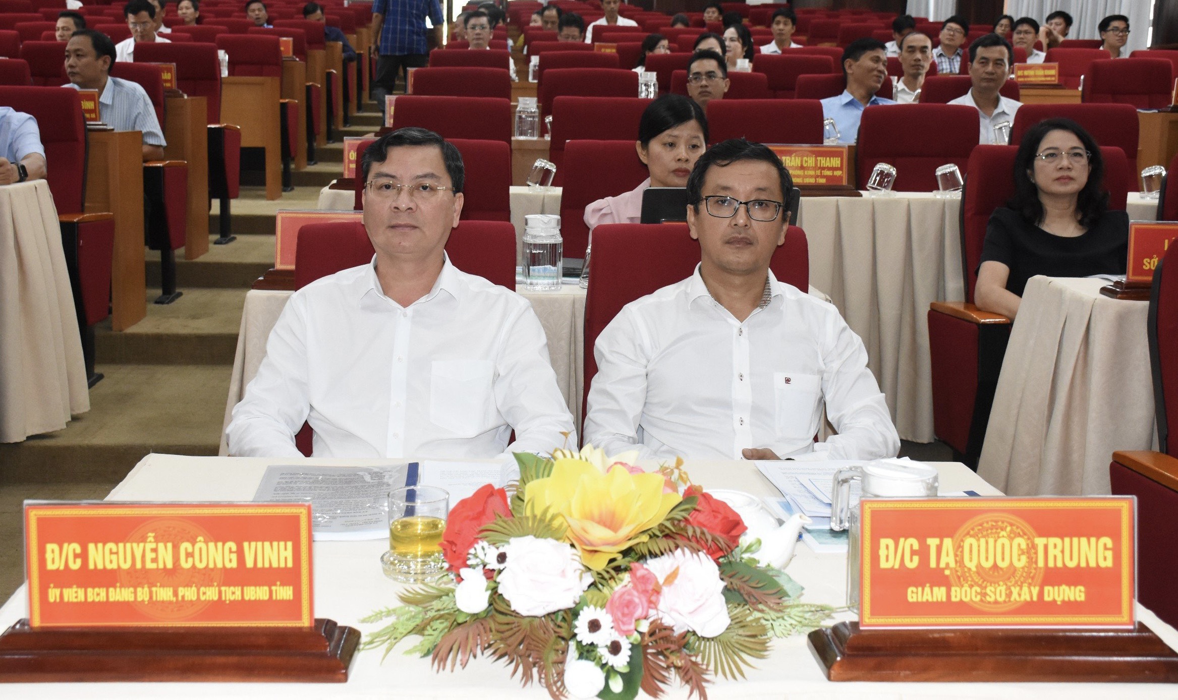 Lãnh đạo tỉnh và Sở Xây dựng tại hội nghị