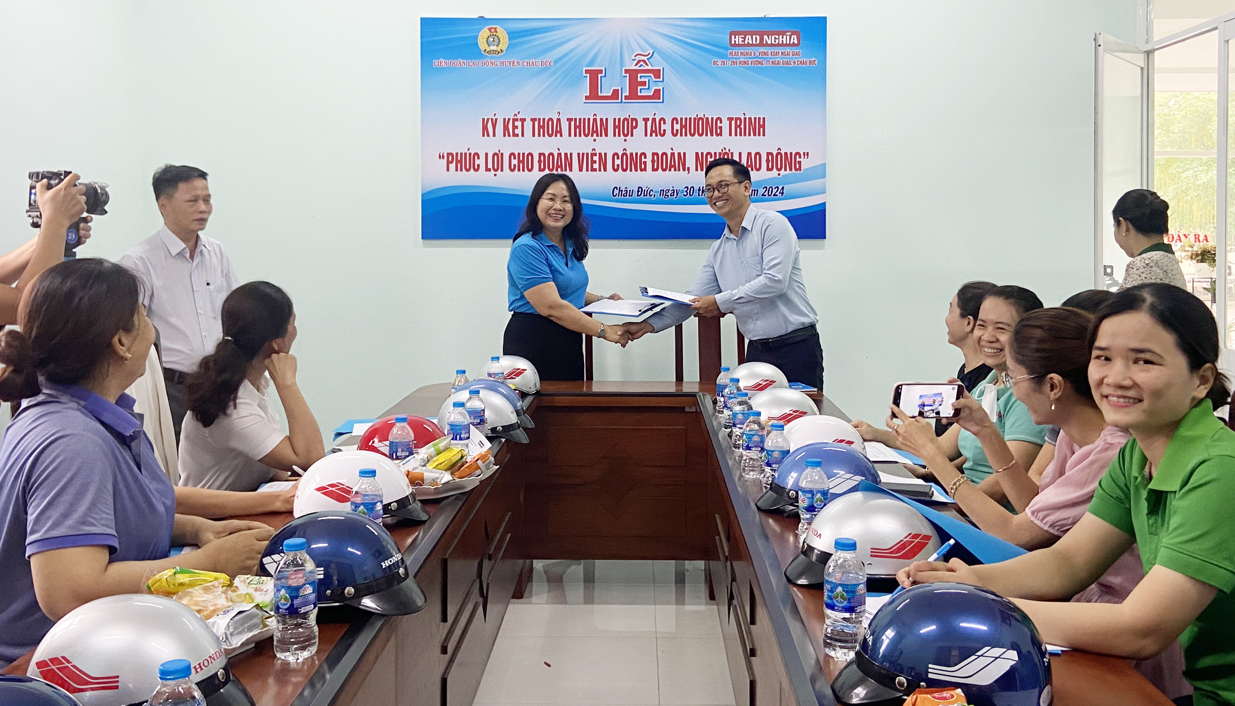 LĐLĐ huyện Châu Đức và HEAD Nghĩa chi nhánh Châu Đức ký kết thỏa thuận hợp tác.