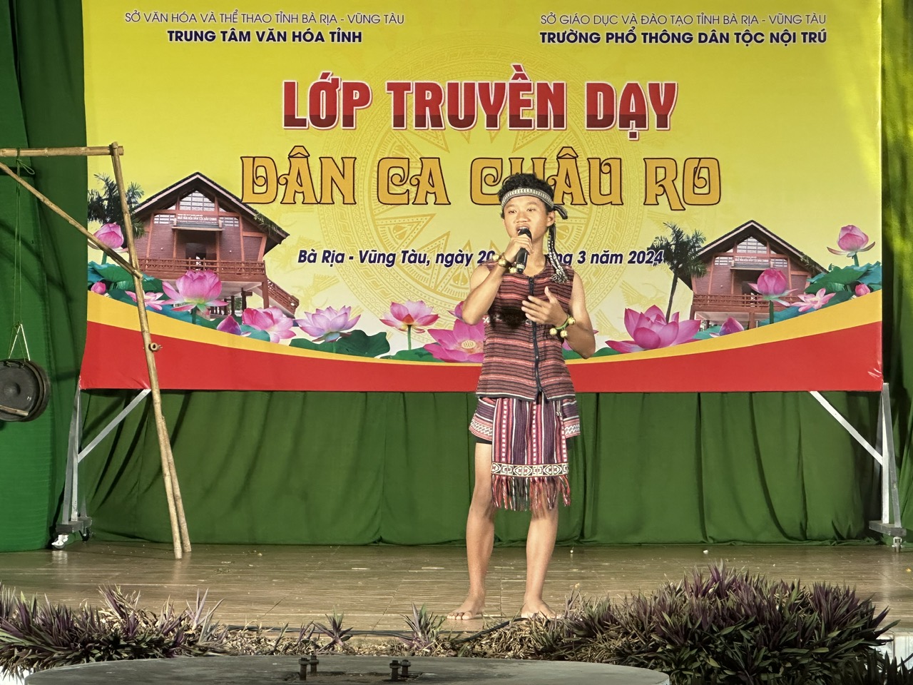 Tiết mục hát múa dân ca Châu Ro được trình diễn bởi HS Trường Phổ thông Dân tộc nội trú tỉnh trong chương trình truyền dạy dân ca Châu Ro của Trung tâm Văn hóa tỉnh.