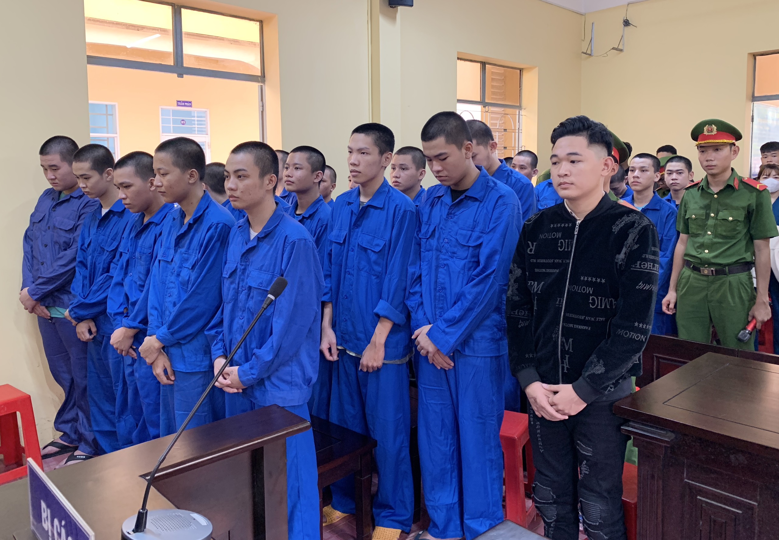 Các bị cáo tại phiên xét xử.