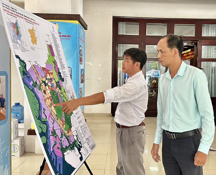 Người dân và đại biểu xem sơ đồ quy hoạch tại hội nghị công bố quy hoạch chung TX.Phú Mỹ.