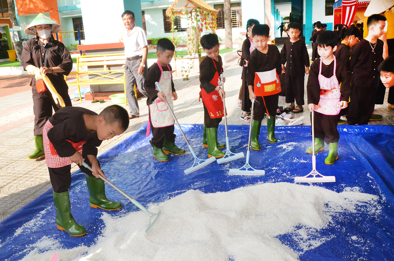 Việc tham gia các hoạt động trải nghiệm giúp các trẻ hứng khởi, thoải mái tâm lý sau một năm học căng thẳng.