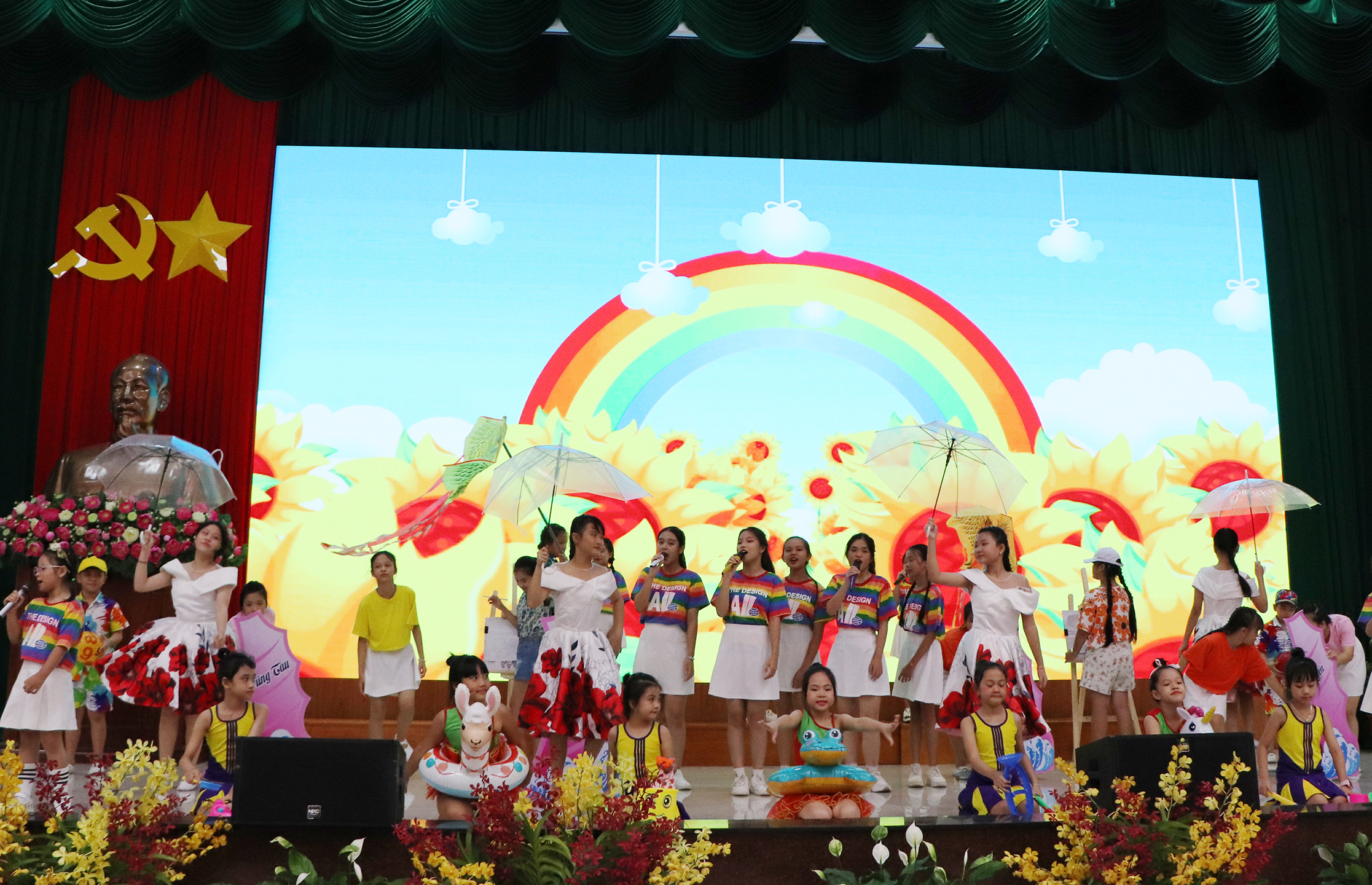 Tiết mục hát múa của CLB Măng Non Nhà thiếu nhi mang đến không khí mùa hè tươi vui, phấn khởi cho các em.