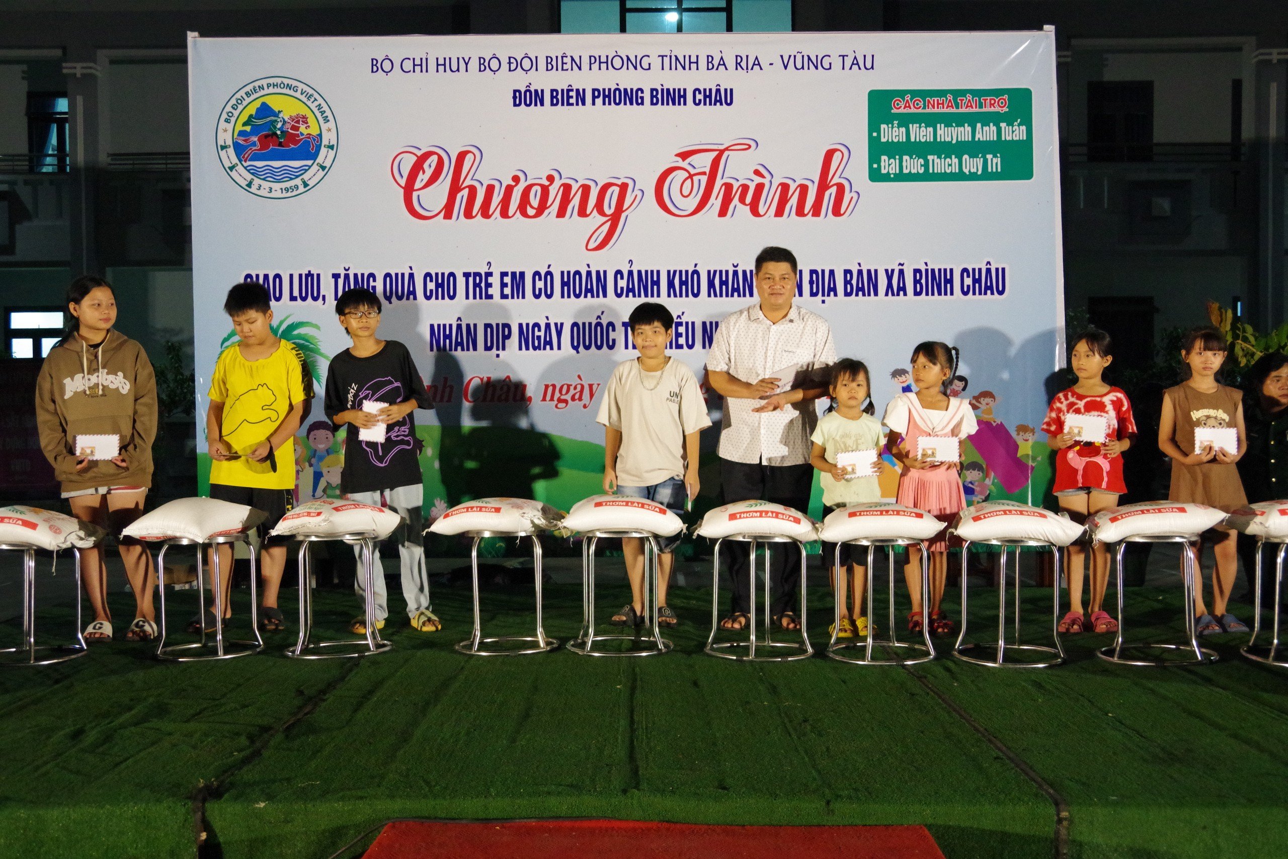 Lãnh đạo Đảng ủy xã Bình Châu trao phần quà cho các trẻ em có hoàn cảnh khó khăn trên địa bàn xã Bình Châu.