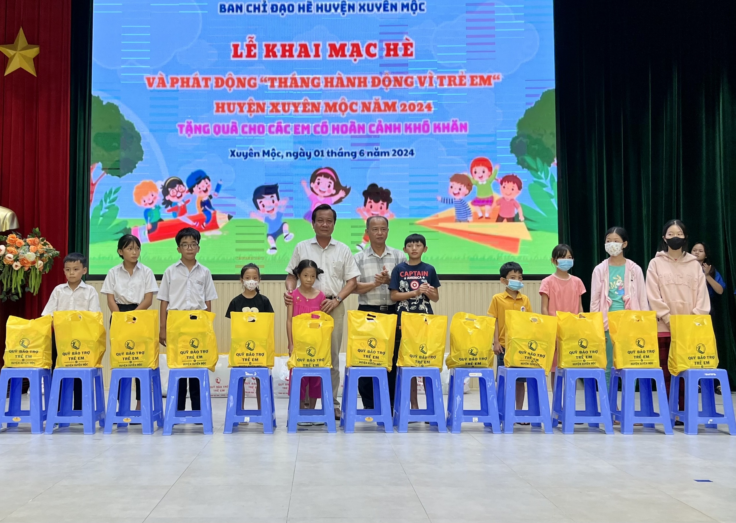 175 trẻ có hoàn cảnh khó khăn trên địa bàn huyện được nhận phần quà với tổng giá trị 70 triệu đồng.