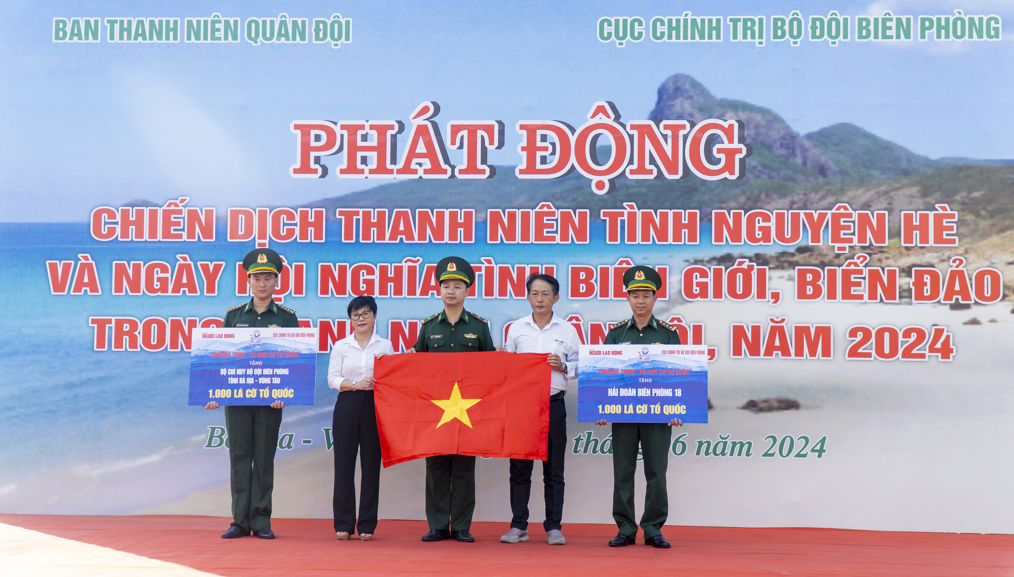 Đại diện Báo Người Lao Động trao tặng 2 ngàn lá cờ Tổ quốc từ chương trình “Tự hào cờ Tổ quốc” cho các đơn vị.