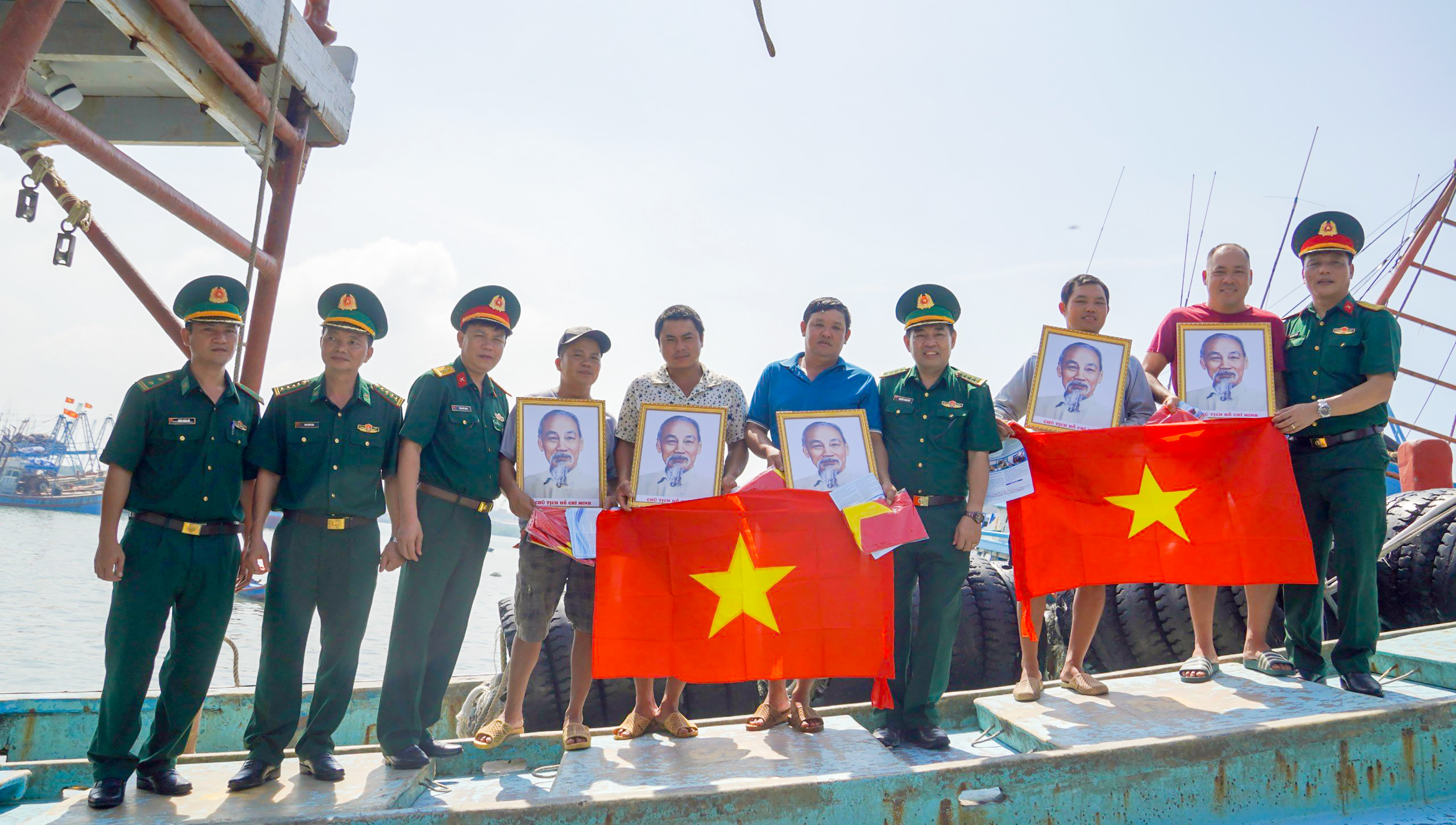Đại diện lãnh đạo các đơn vị tặng cờ Tổ quốc và ảnh Bác Hồ cho ngư dân TP.Vũng Tàu.