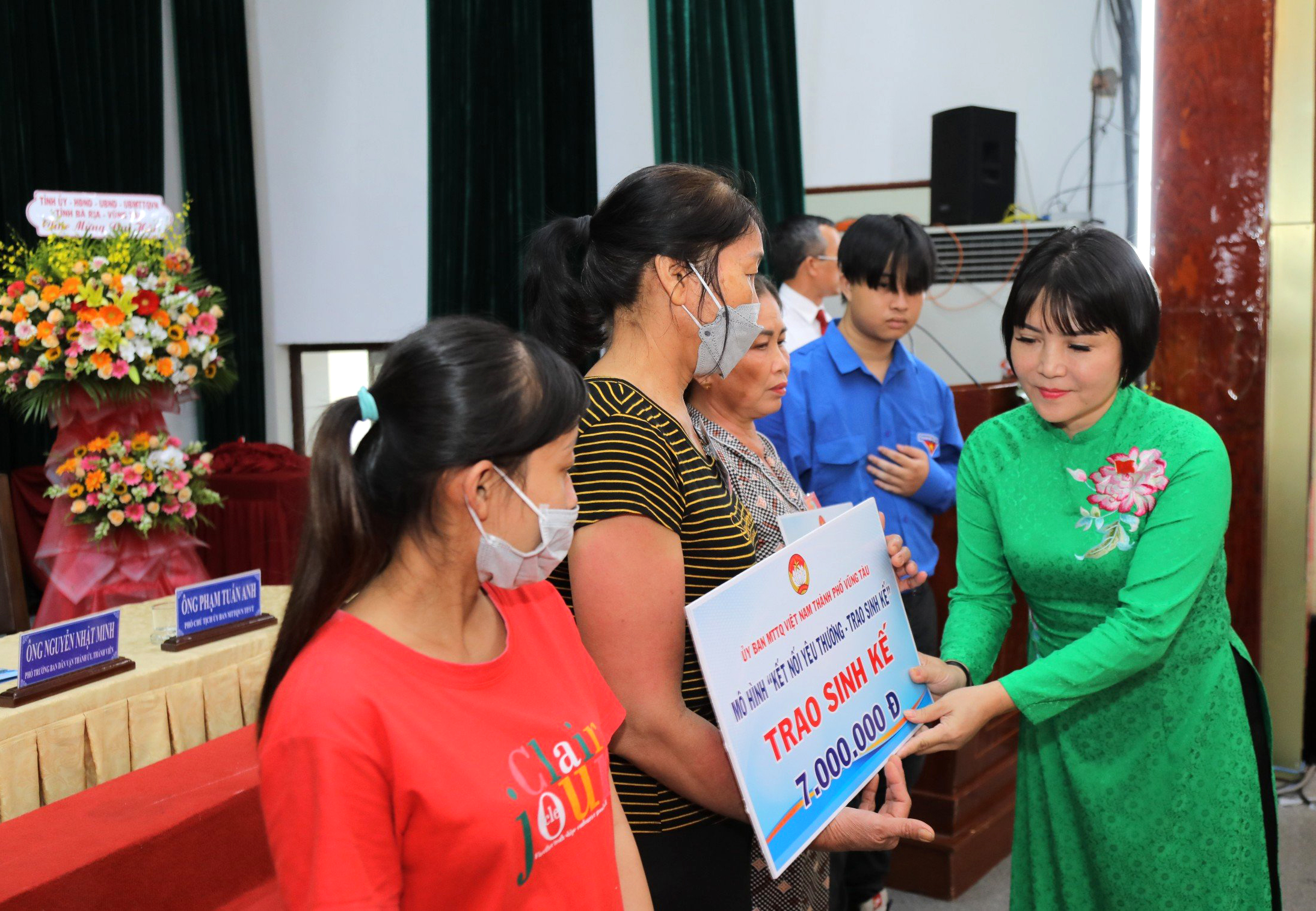 Bà Mai Ngọc Oanh, Chủ tịch UBMTTQ Việt Nam TP.Vũng Tàu trao sinh kế cho các hộ dân tộc thiểu số  thoát nghèo.