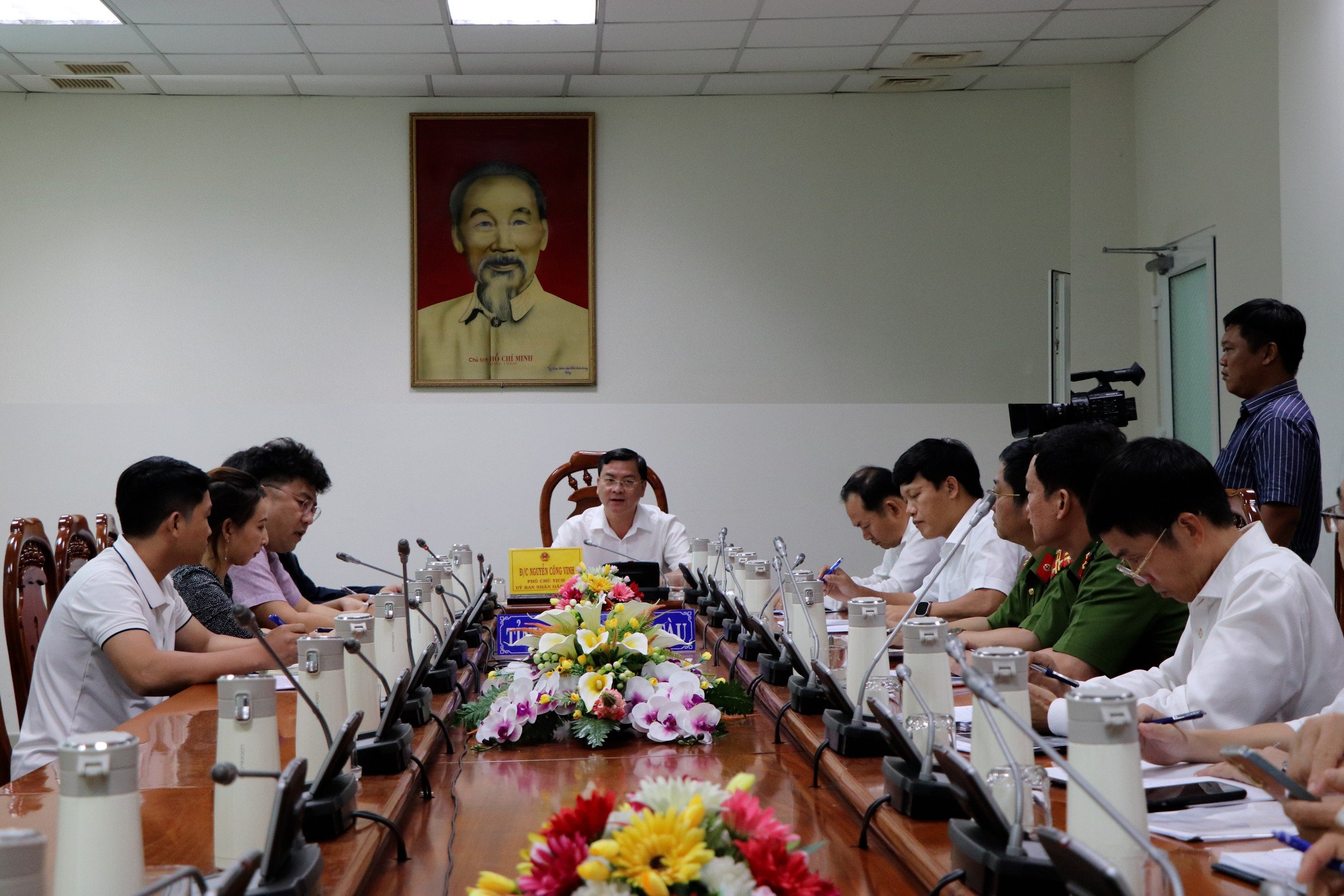 Phó Chủ tịch UBND tỉnh Nguyễn Công Vinh phát biểu tại cuộc họp.