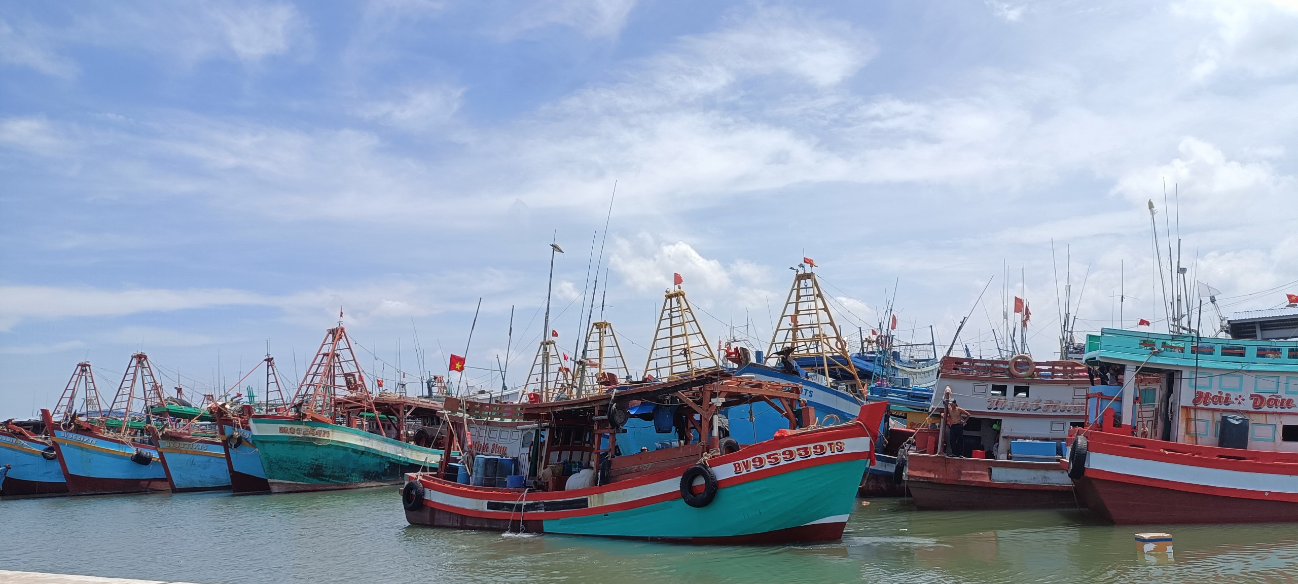 Tàu cá hành nghề bẫy mực, ốc, khai thác ở vùng lộng cập bến cảng Cát Lở (TP.Vũng Tàu).