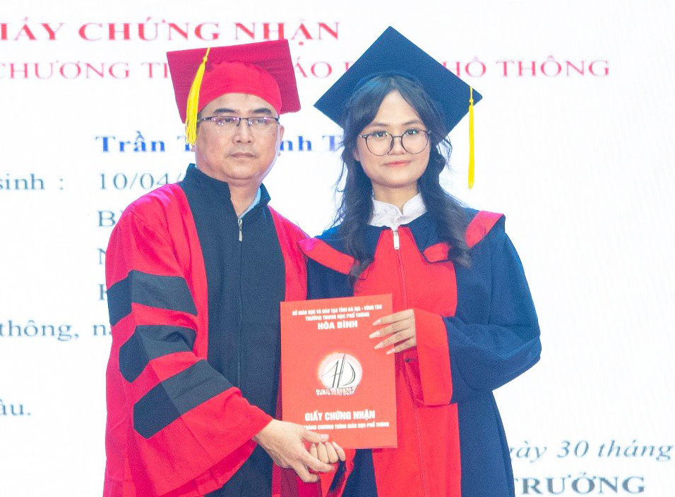 iám hiệu nhà trường trao Giấy chứng nhận Hoàn thành chương trình Giáo dục phổ thông cho các em HS lớp 12.