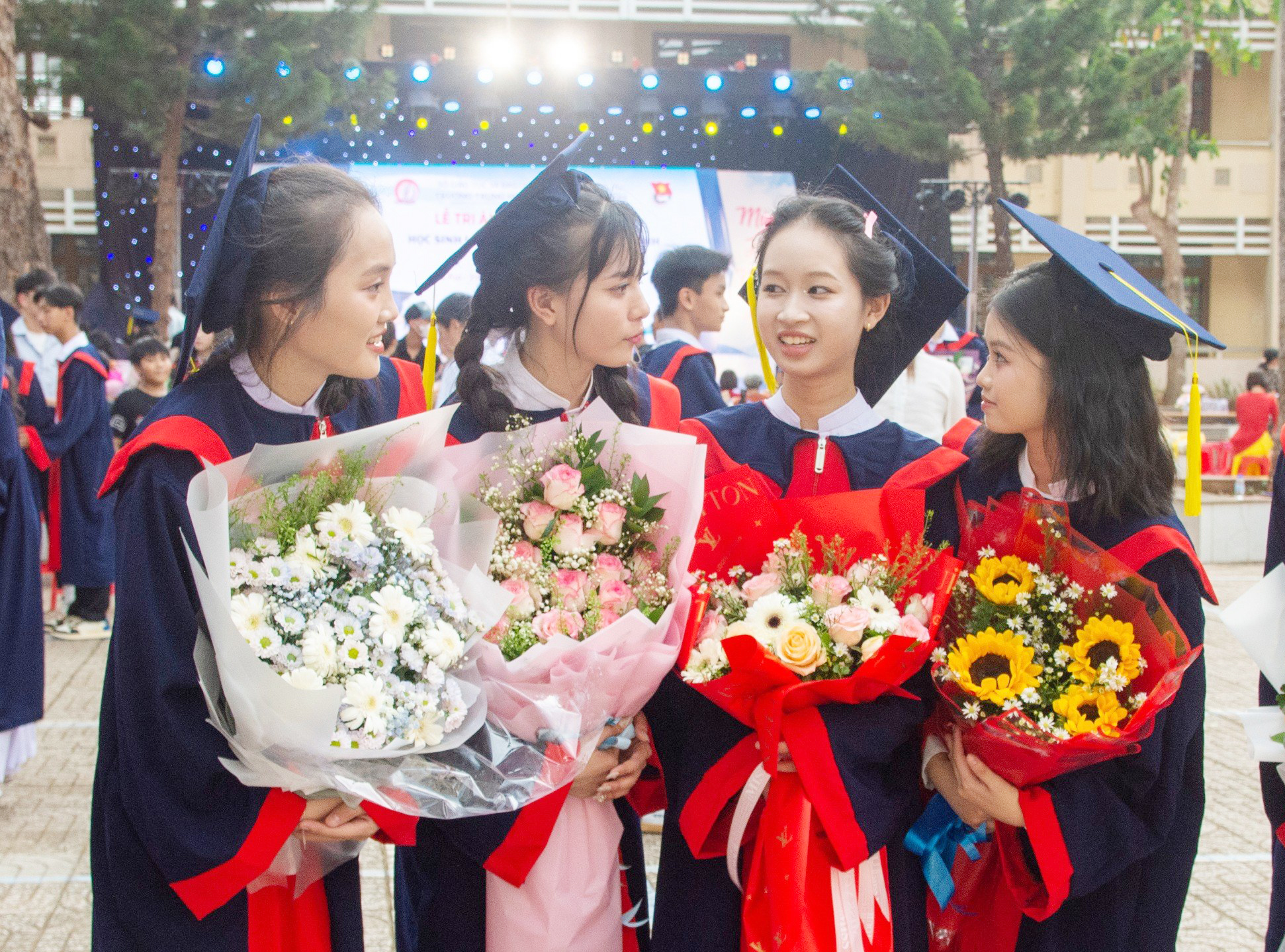 HS lớp 12 nổi bật trong lễ phục tốt nghiệp.