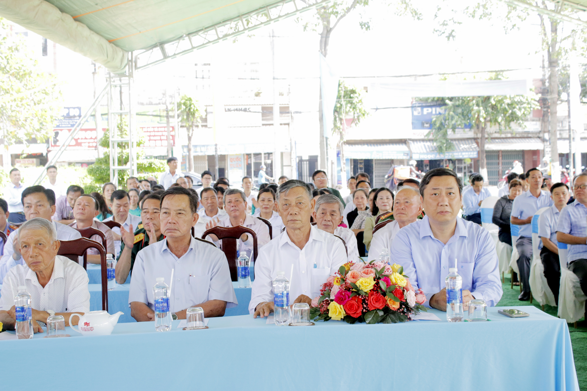 Lãnh đạo huyện và các đại biểu tham dự lễ khởi công.