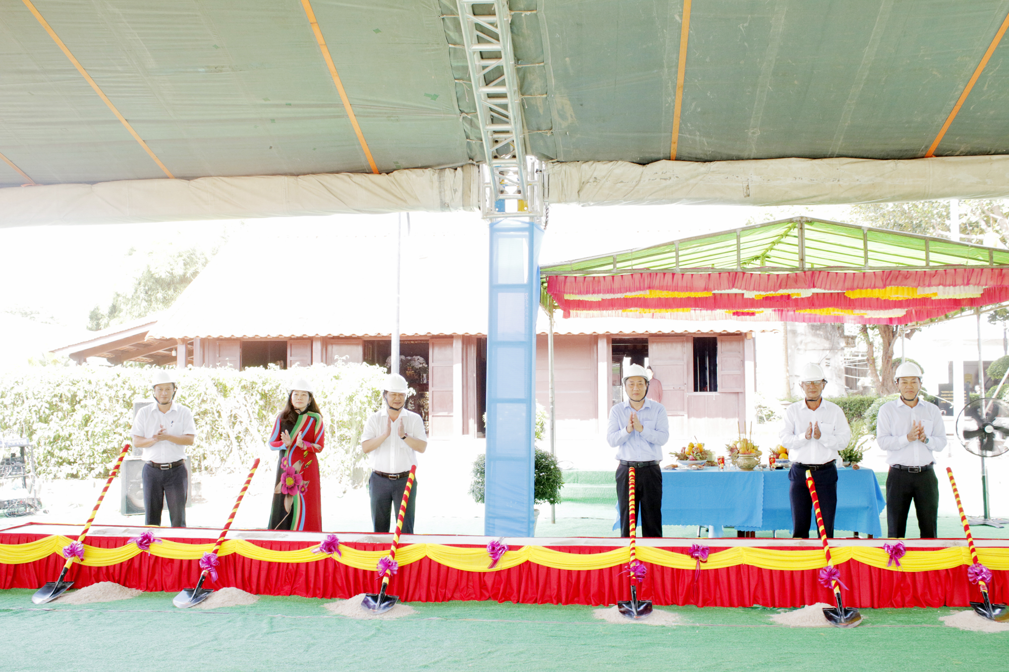 Lãnh đạo huyện thực hiện nghi thức động thổ.