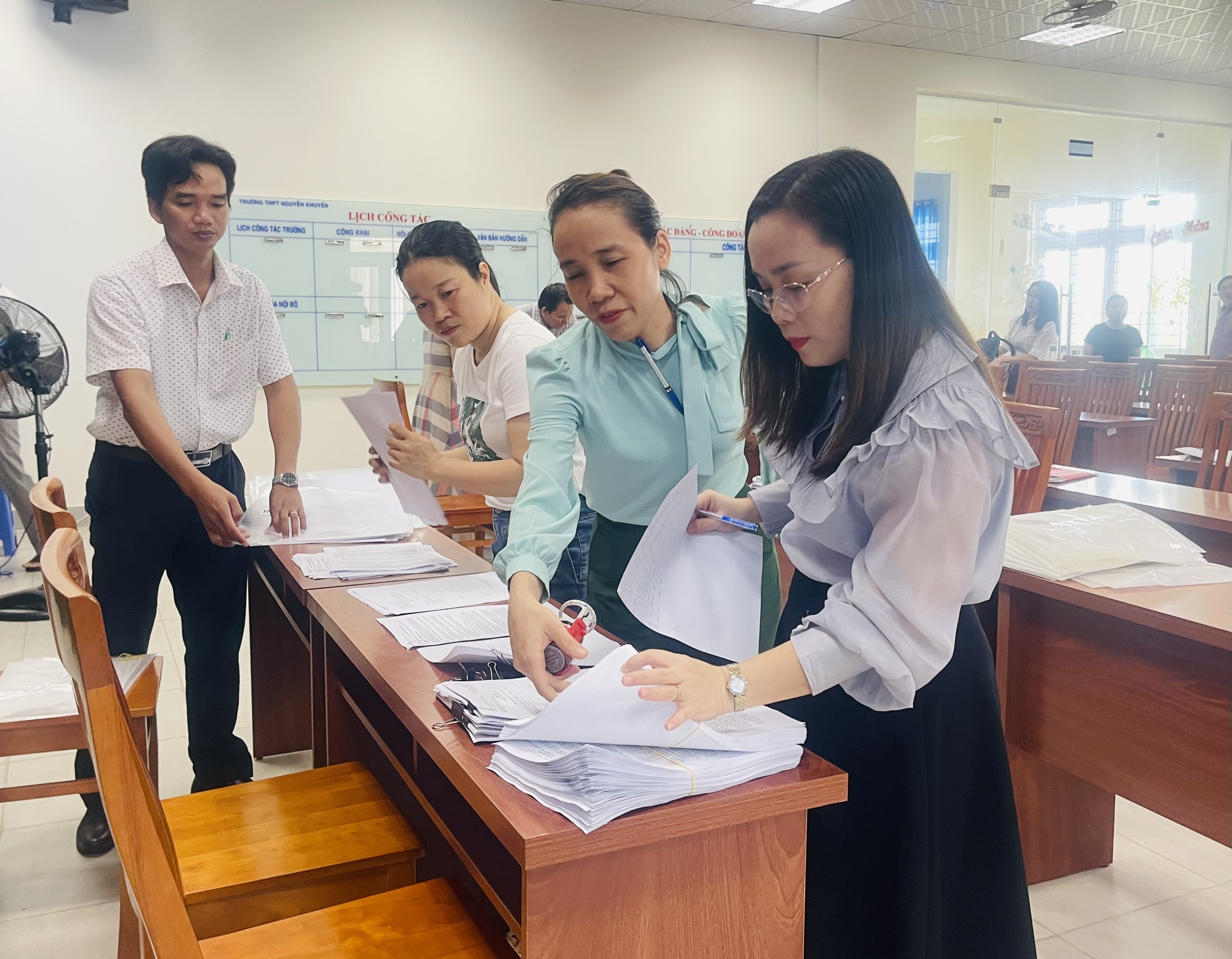 Đoàn đã kiểm tra hồ sơ tại các điểm thi.
