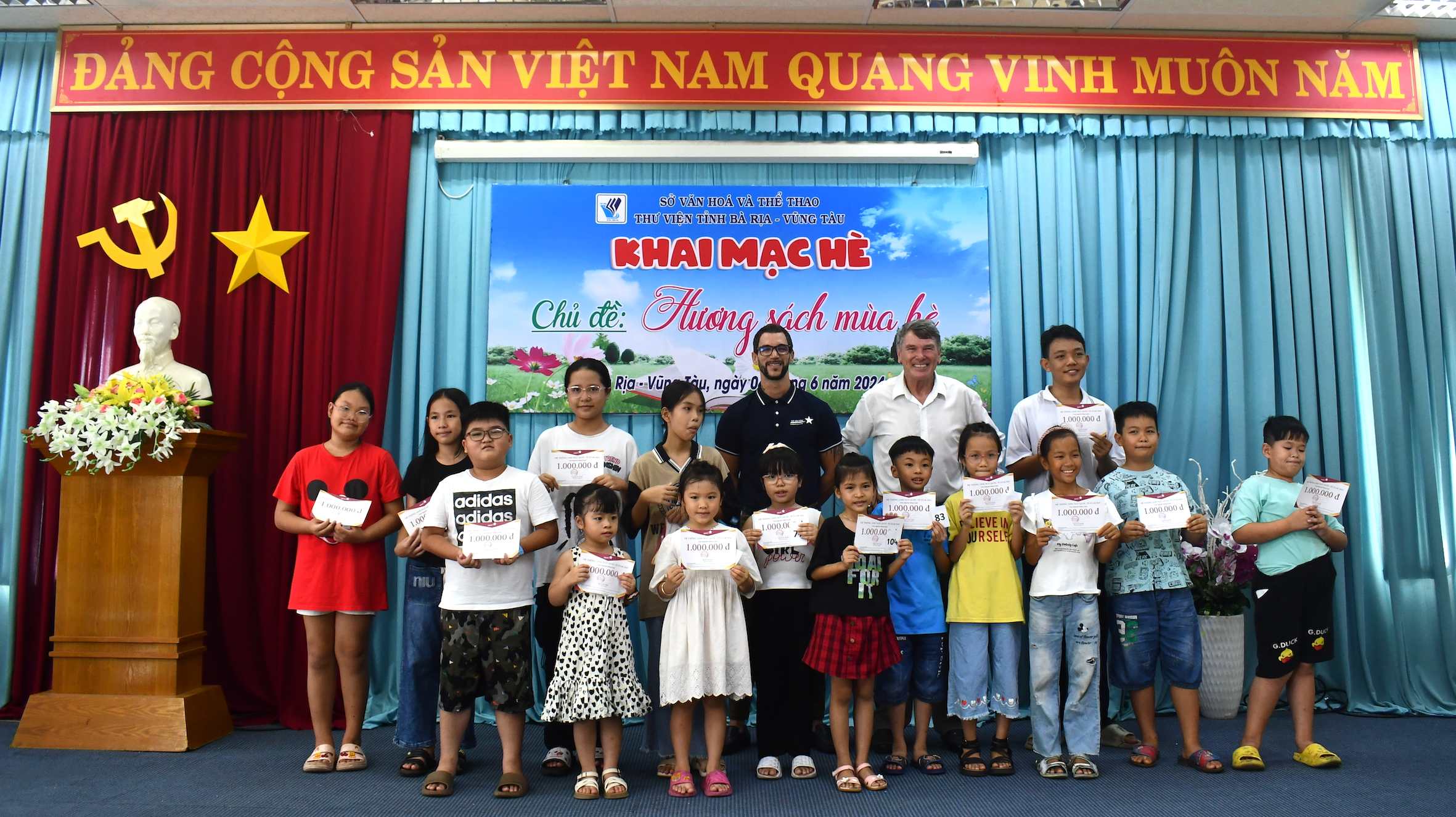   Đai diện Trung tâm Anh ngữ StarEdu trao học bổng khuyến học đến các em giao lưu tại chương trình.