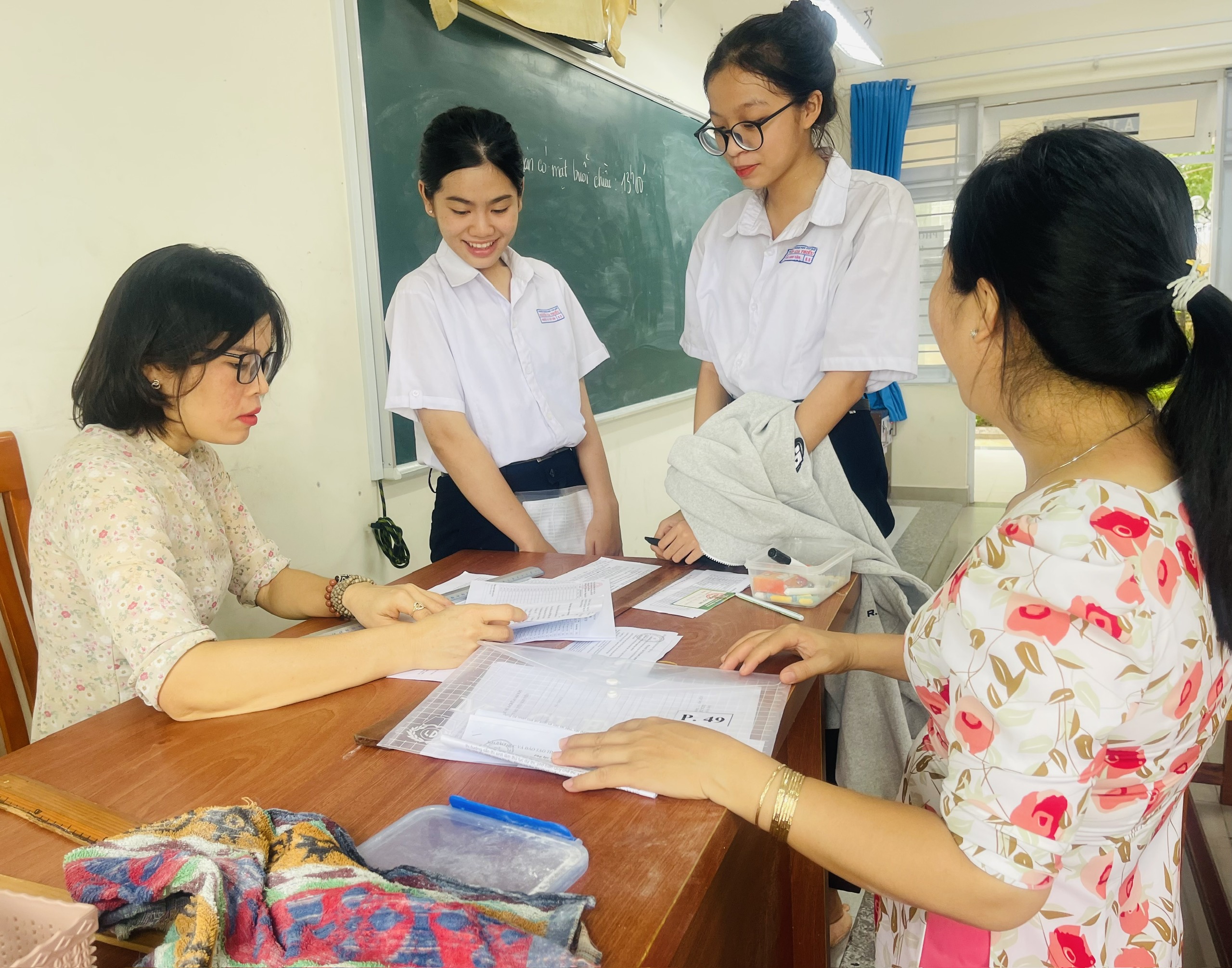 Cán bộ coi thi tại điểm thi THPT Nguyễn Khuyến (TP.Vũng Tàu) giải đáp thắc mắc của thí sinh. Ảnh: KHÁNH CHI
