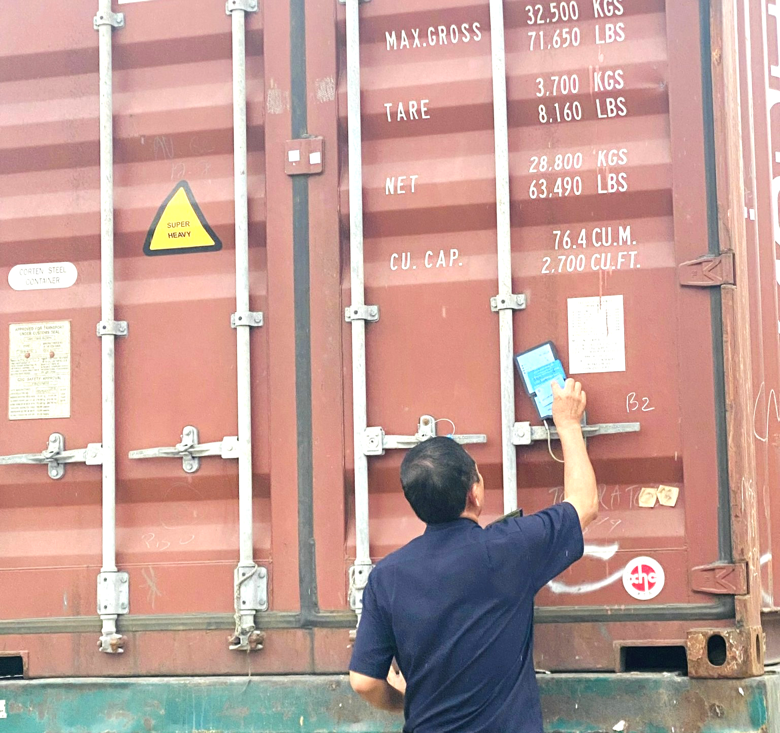 Công chức Chi cục Hải quan cửa khẩu cảng Cái Mép kiểm tra, đối chiếu số seal định vị hải quan trước khi cho mở container để kiểm tra thực tế hàng hóa.