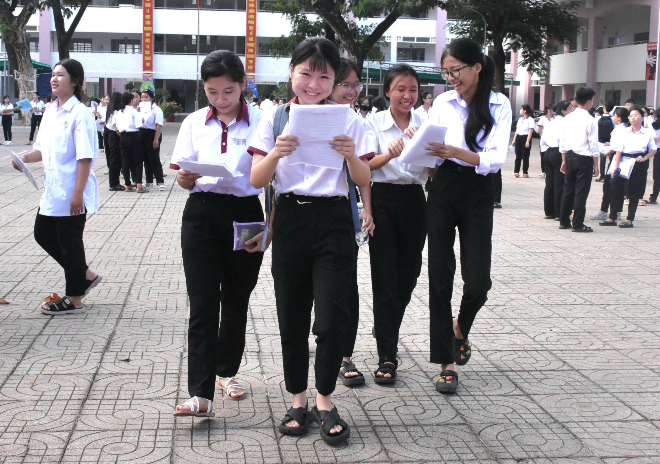 Thí sinh tại điểm thi Trường THPT Nguyễn Trãi (huyện Châu Đức) phấn khởi ra về sau khi hoàn thành môn thi đầu tiên. Ảnh: NGỌC BÍCH