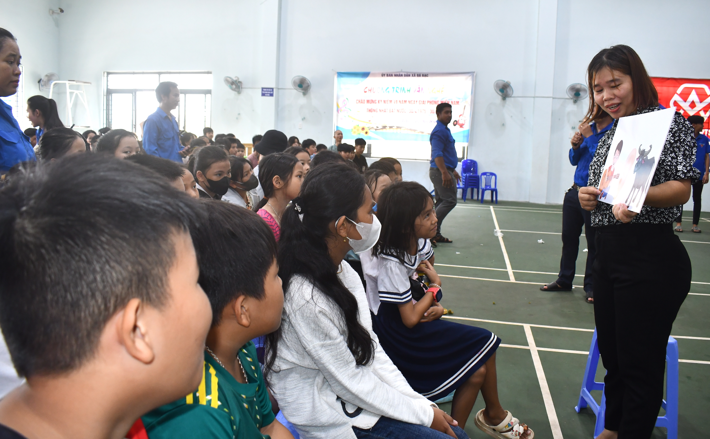Các em trên địa bàn xã Đá Bạc, huyện Châu Đức tham gia trò chơi đố vui với sách.