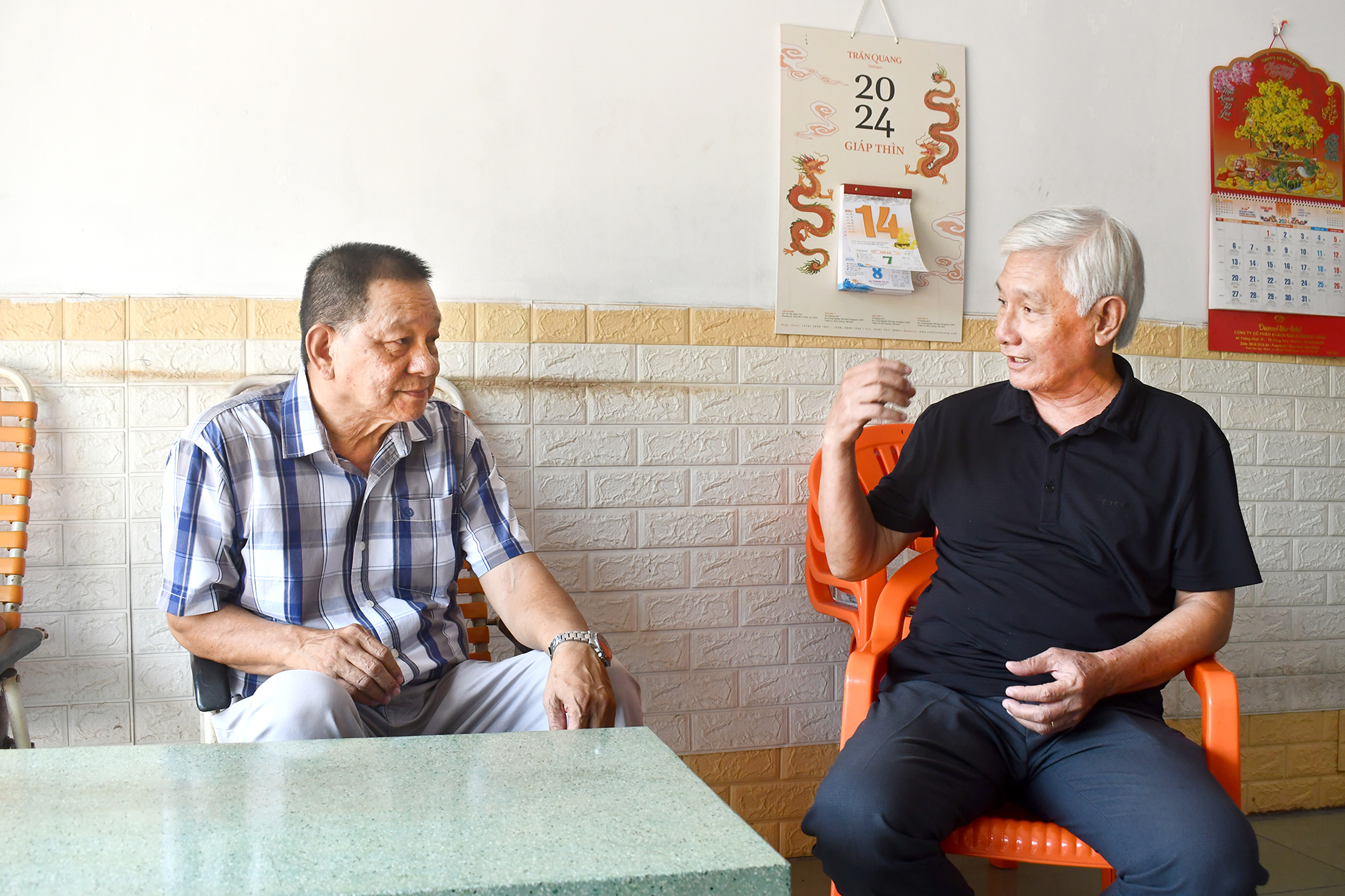 Ông Lê Ngọc Rạng (bìa phải, trú đường Cách Mạng Tháng Tám, KP.4, phường Phước Hiệp, TP. Bà Rịa) cho biết đồng tình với chủ trương sáp nhập phường Phước Hiệp vào phường Phước Trung.