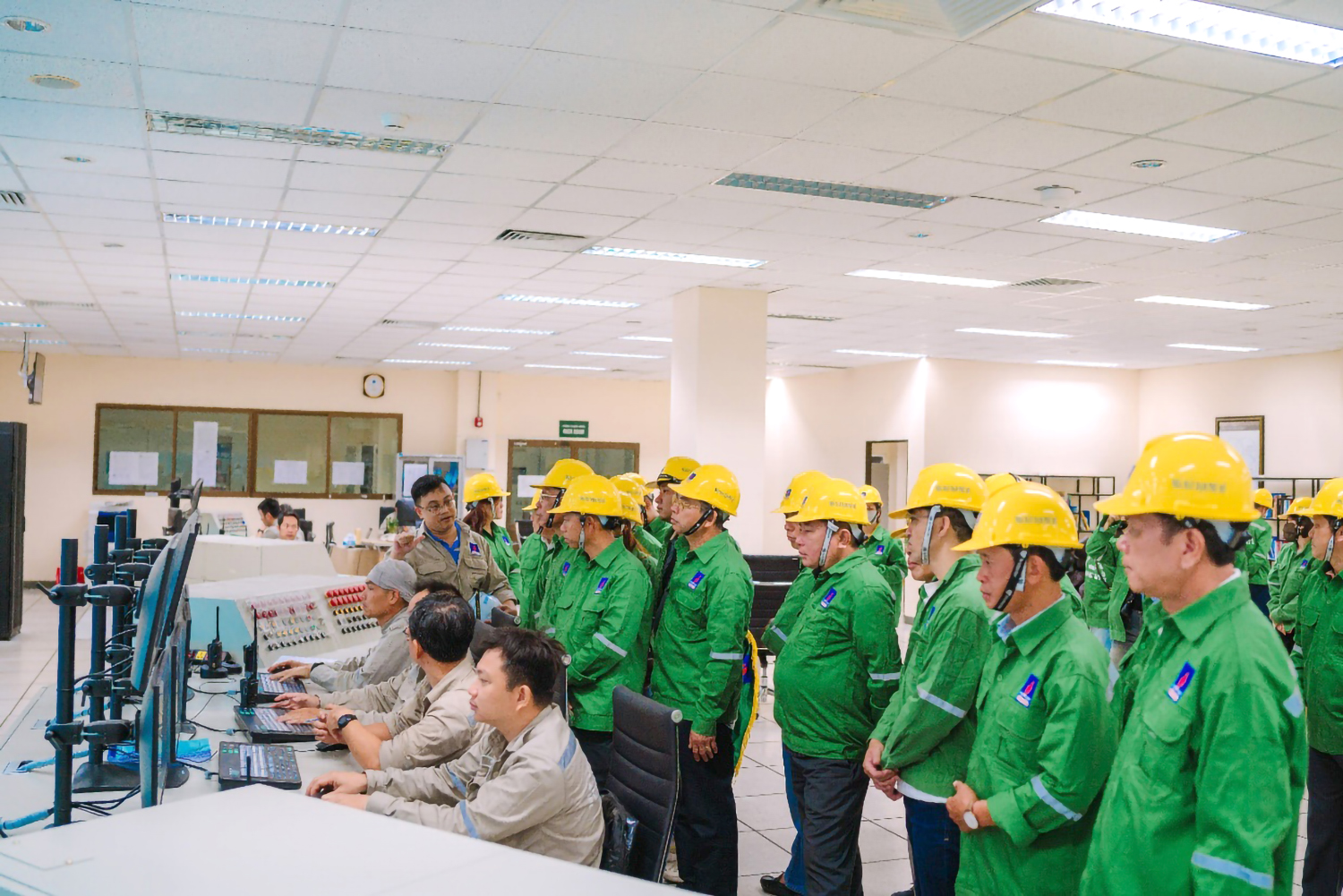 Các kỹ sư nhà máy giới thiệu về quá trình hình thành và phát triển của nhà máy cho đoàn khách hàng.