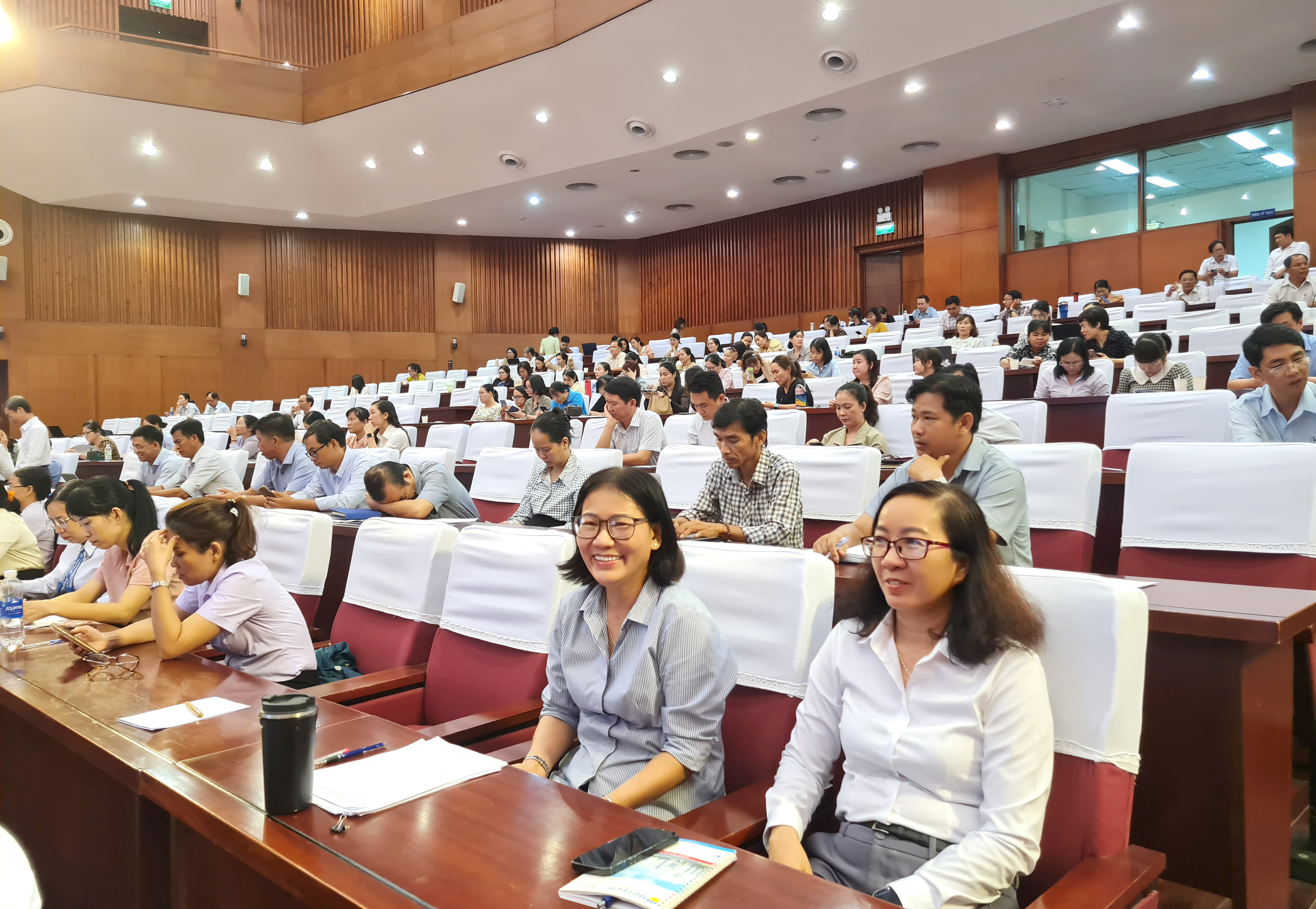 Các đại biểu tham dự lớp tập huấn nghiệp vụ công tác văn phòng cấp ủy.