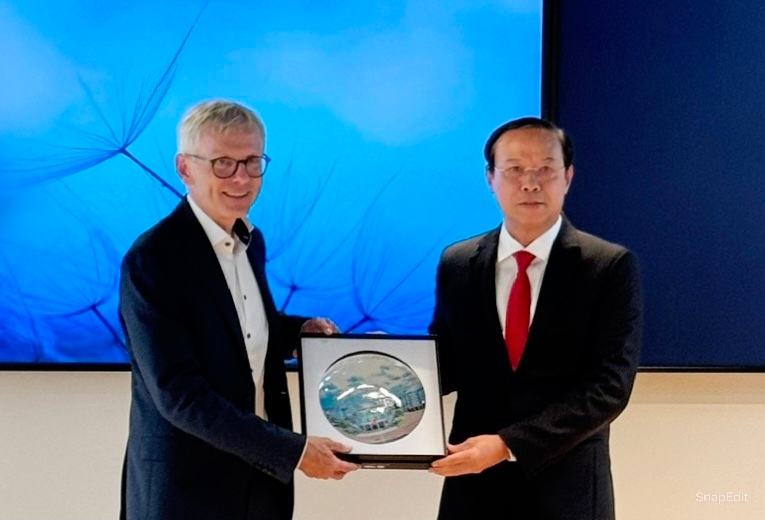 Ông Nguyễn Văn Thọ, Chủ tịch UBND tỉnh Bà Rịa - Vũng Tàu tặng quà lưu niệm ông Lars Mikael Jensen, Giám đốc toàn cầu về Hub (Tập đoàn A.P Moller Maersk).
