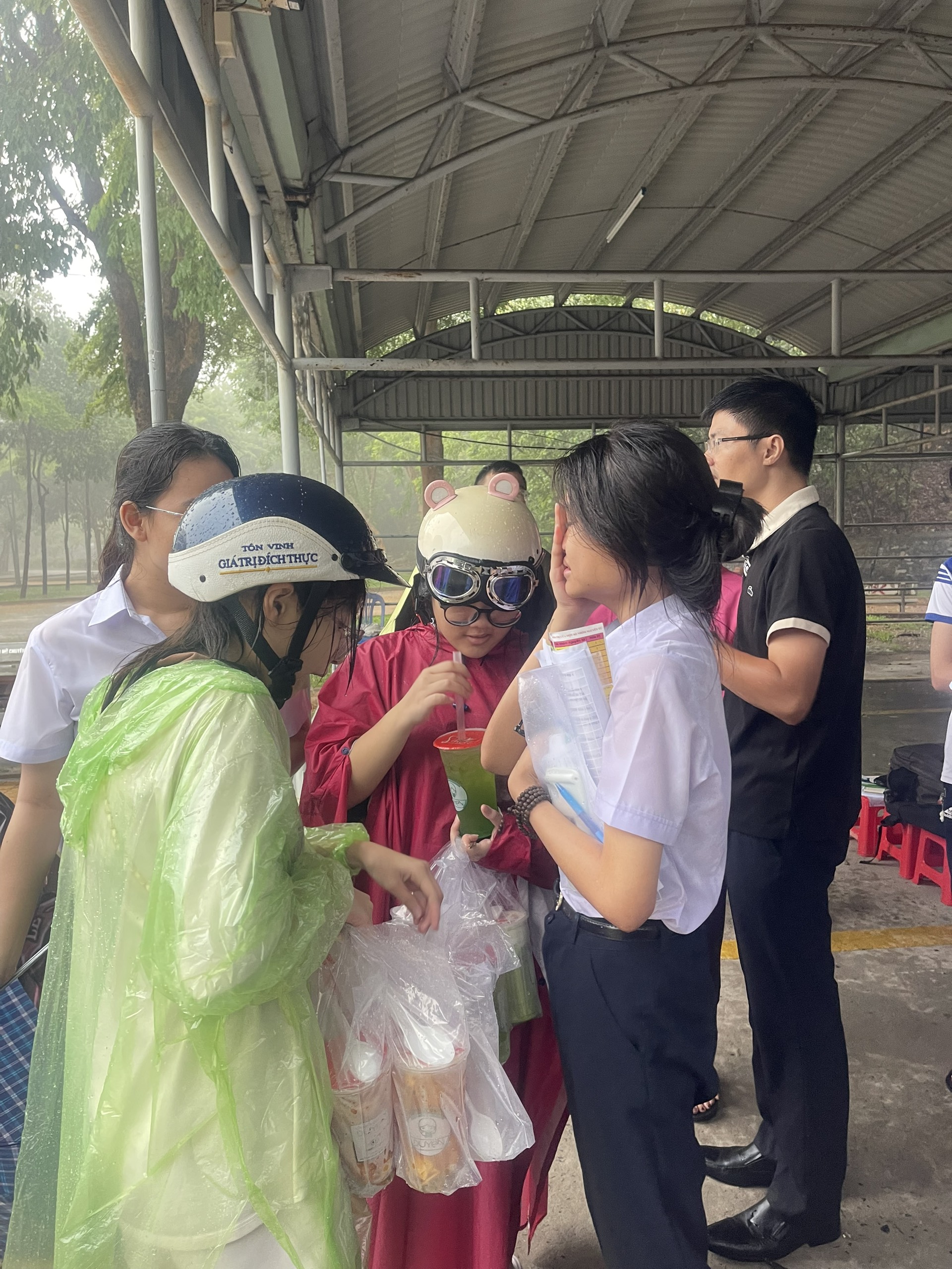 Một thí sinh bật khóc sau khi kết thúc bài thi chuyên.