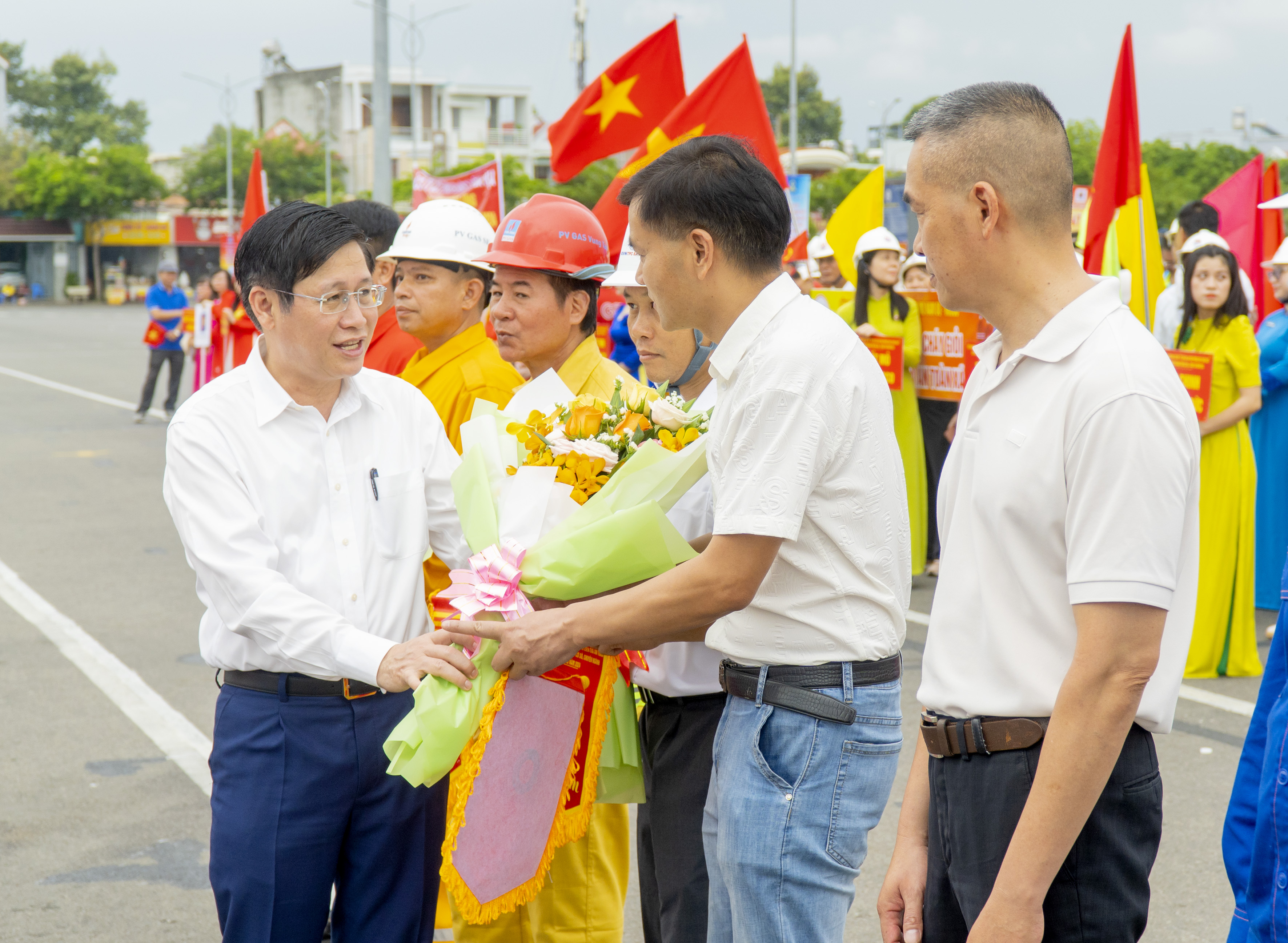 Ông Lê Ngọc Khánh, Phó Chủ tịch UBND tỉnh tặng cờ lưu niệm và hoa chúc mừng các đội thi.