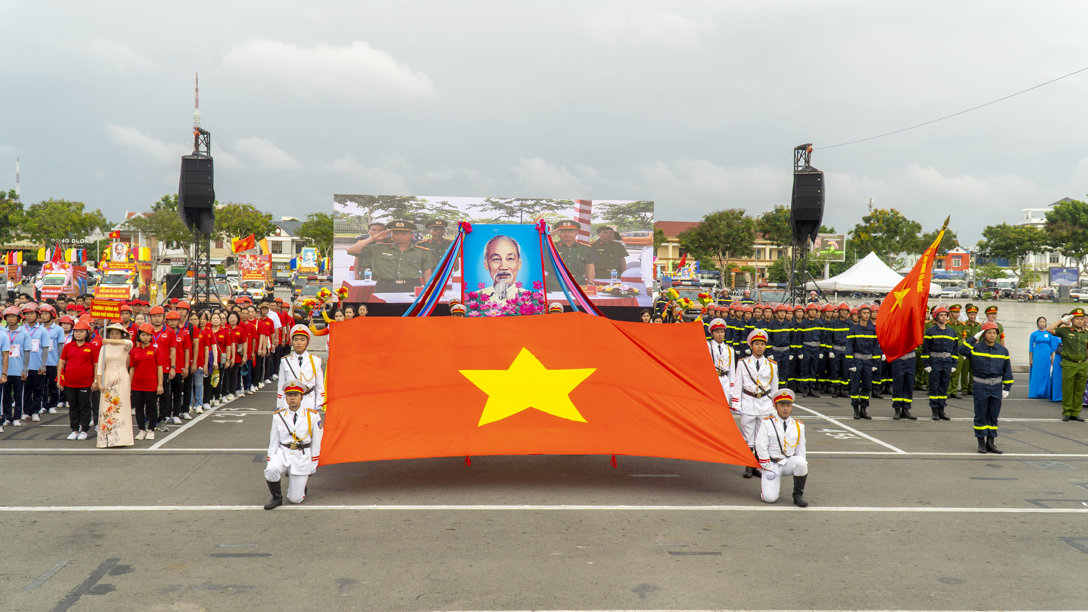 Thực hiện nghi thức chào Cờ tại lễ khai mạc.