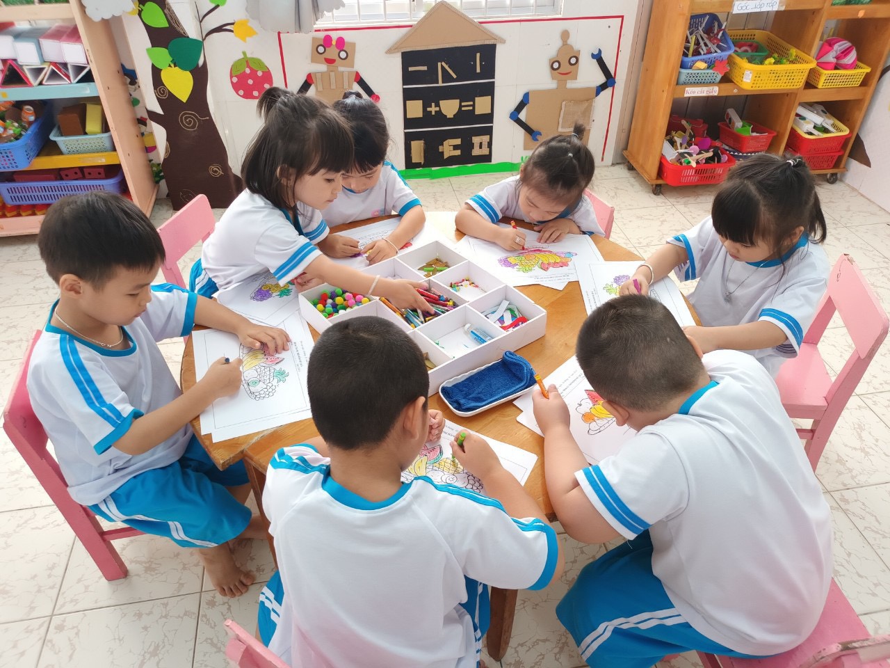 Các chuyên gia giáo dục cho rằng, trẻ nên đọc thông viết thạo  tiếng Việt trước khi học tiếng Anh.