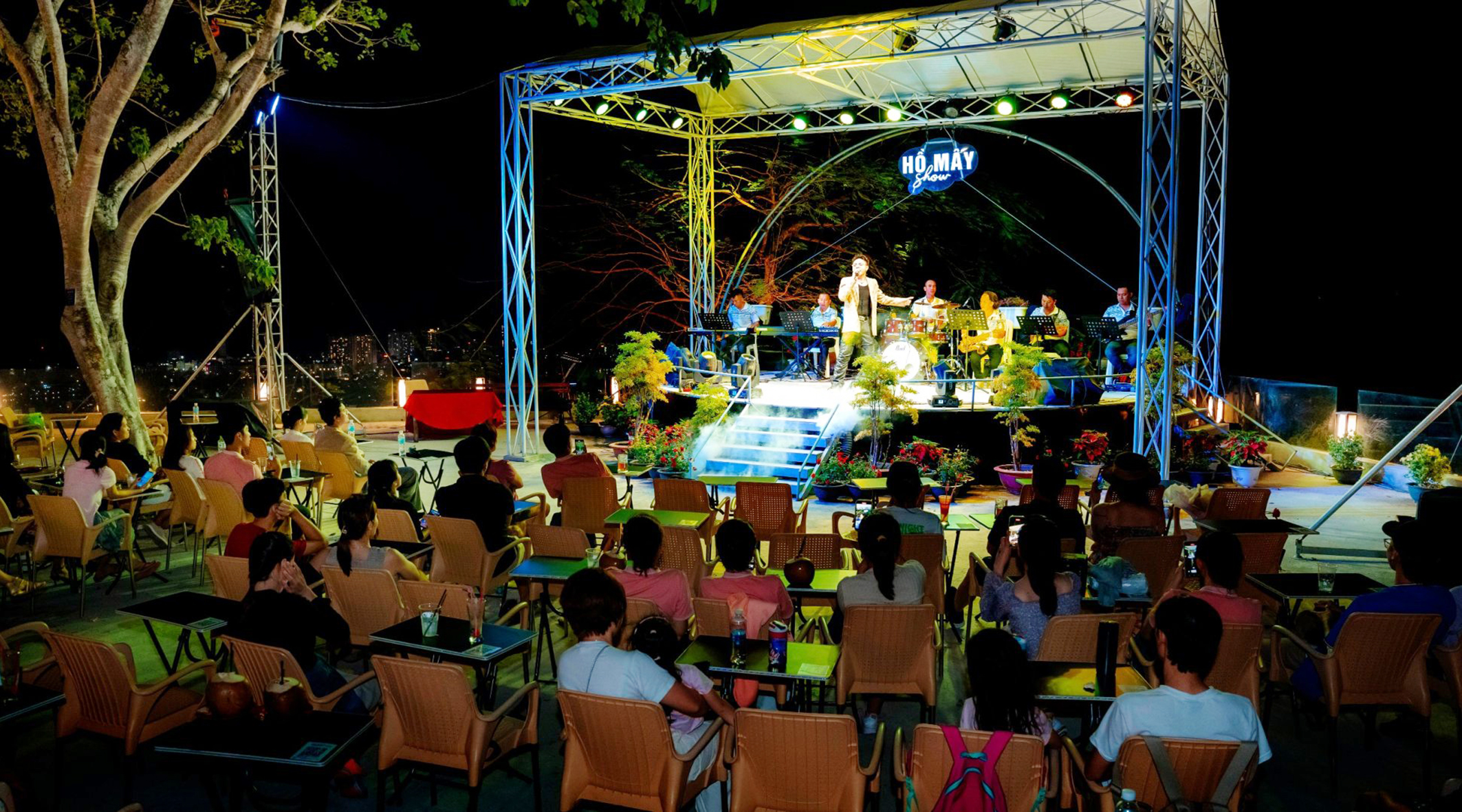 Hồ Mây show là sân chơi âm nhạc được Hồ Mây Park  duy trì 2 năm qua vào tối thứ Bảy hàng tuần trong nỗ lực  đa dạng dịch vụ đêm thu hút du khách.