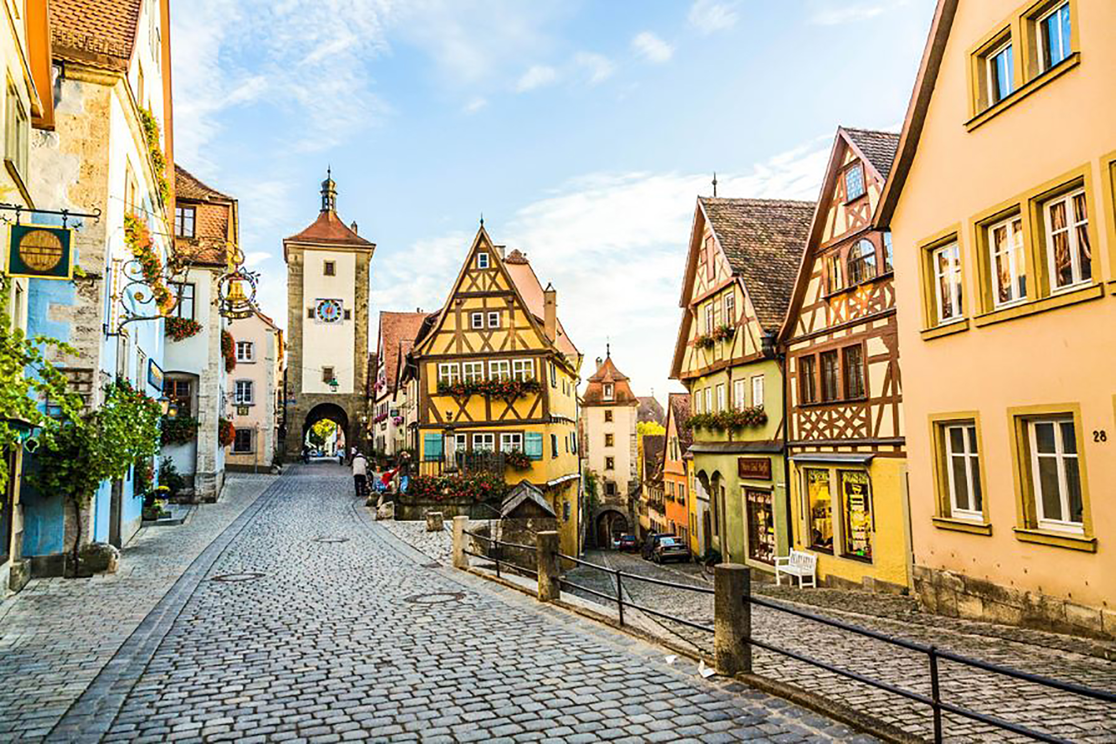 Rothenburg nổi tiếng nhờ đã bảo tồn được nhiều di tích từ thời Trung cổ, và chính điều này đã giúp nơi đây trở thành một địa điểm thu hút khách du lịch từ khắp nơi trên thế giới.