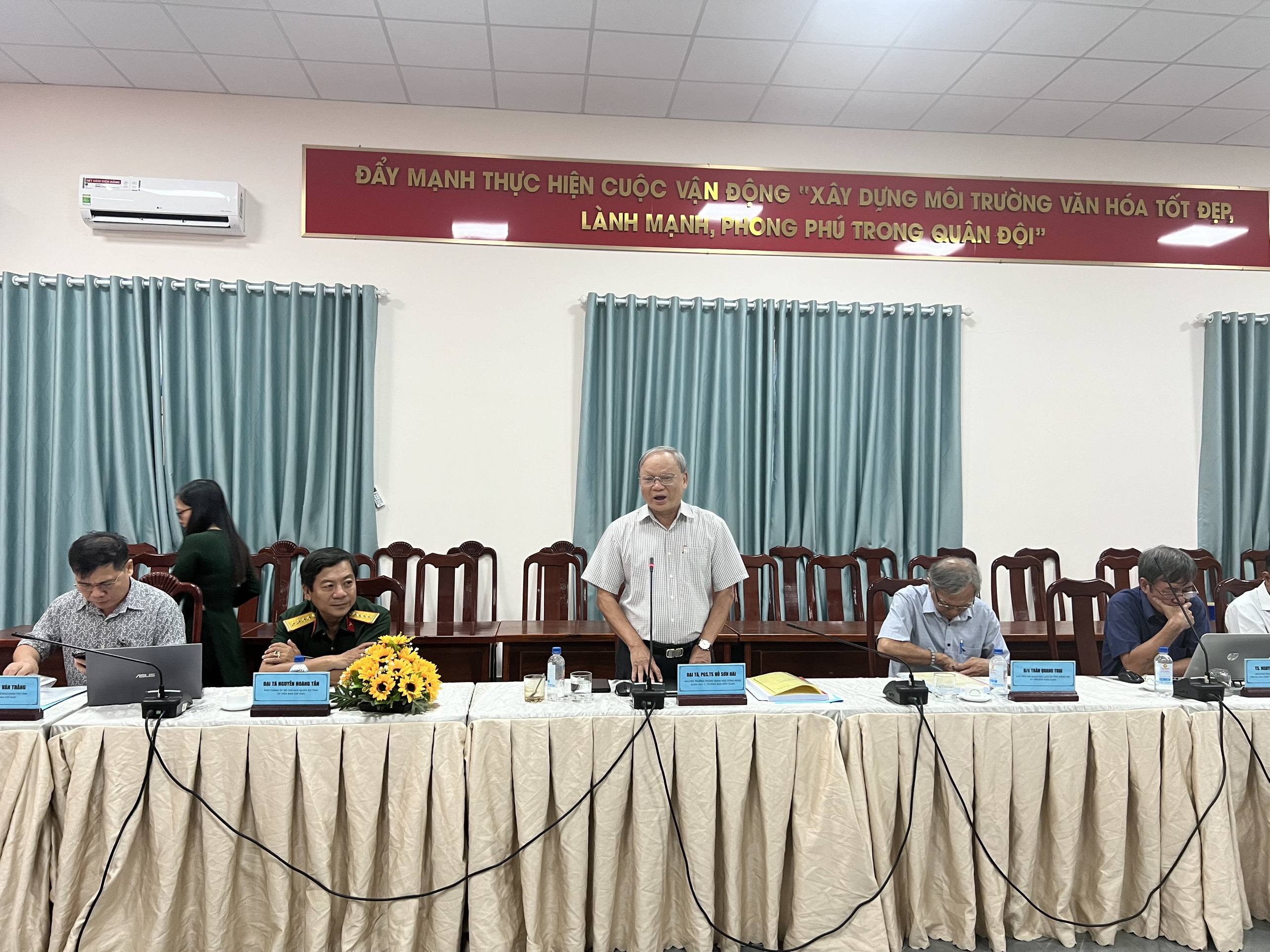 Đại biểu phát biểu ý kiến tại hội nghị.