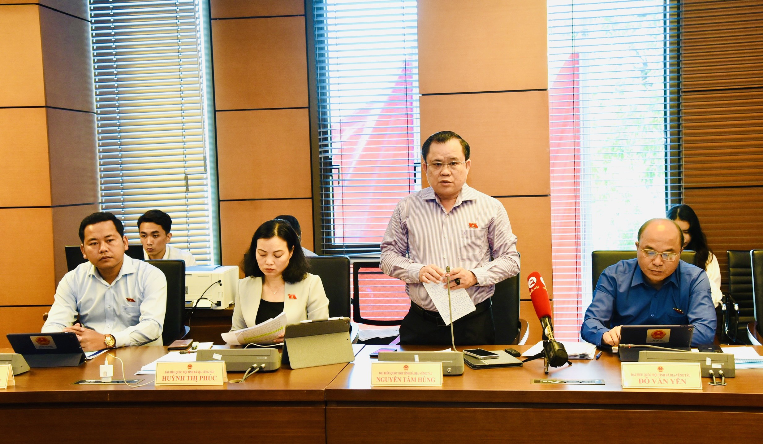 Đại biểu Nguyễn Tâm Hùng, Đoàn ĐBQH tỉnh Bà Rịa-Vũng Tàu phát biểu thảo luận tổ.