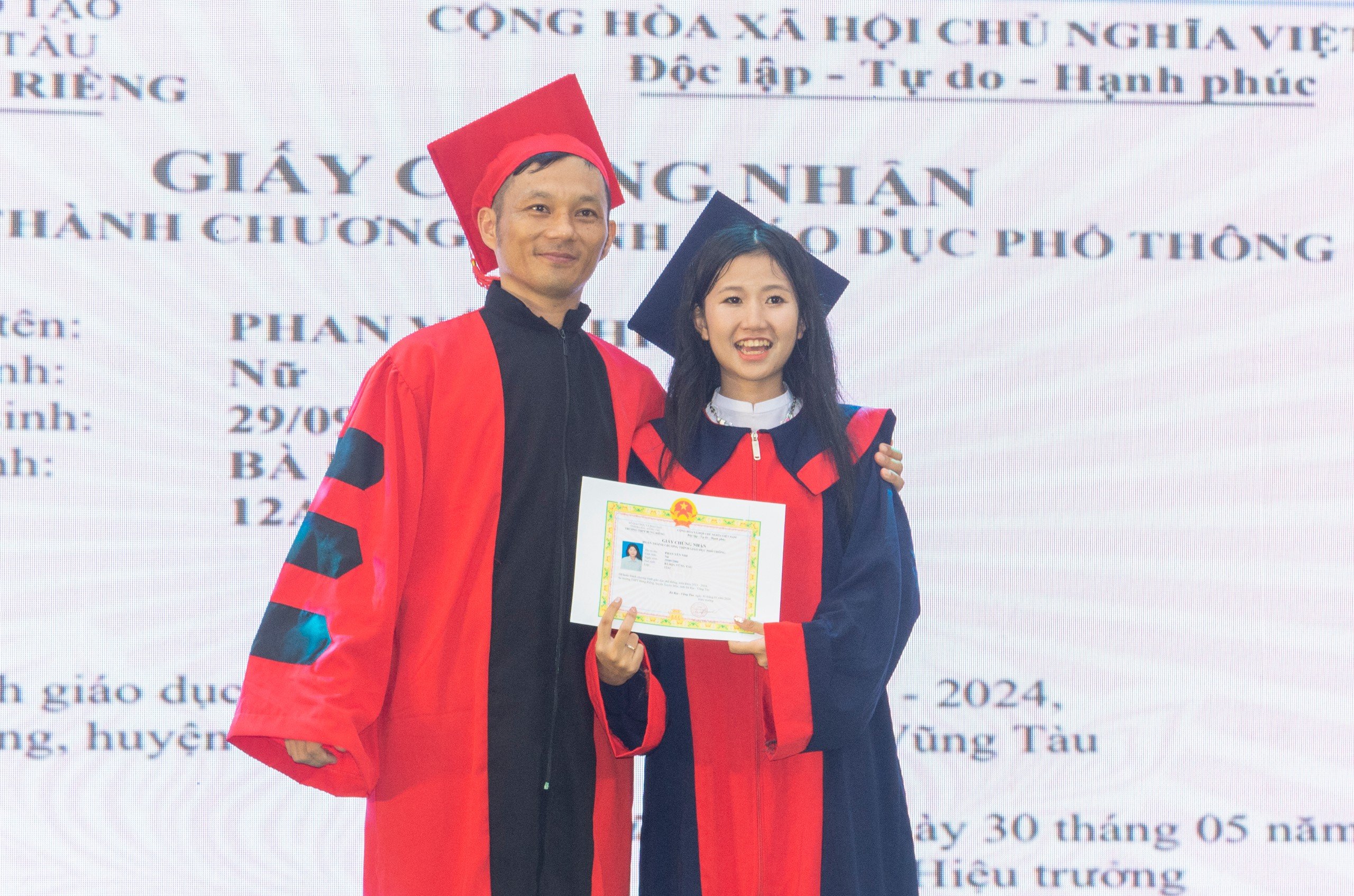 Thầy Hoàng Đức Mạnh, Hiệu trưởng nhà trường trao Giấy chứng nhận hoàn thành chương trình Giáo dục phổ phông cho HS lớp 12.