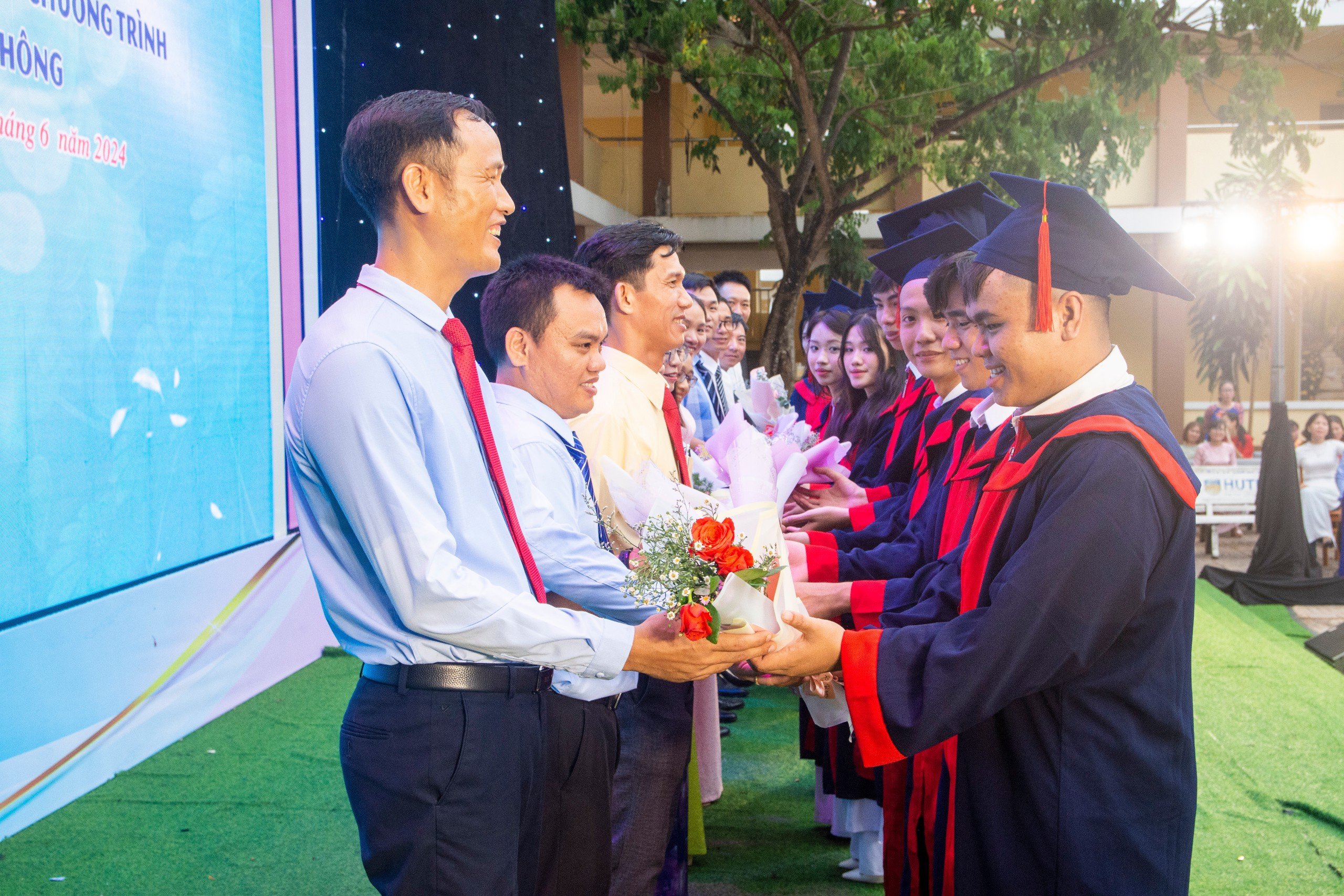 Các em HS tri ân cha mẹ, thầy cô.